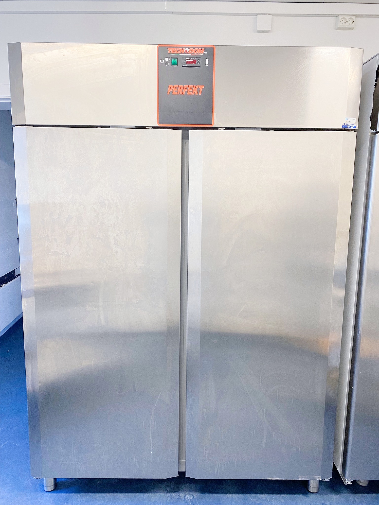 SELT / SOLD Tecnodom Perfekt 1400 stálfrystir - B143 x H205 sm.