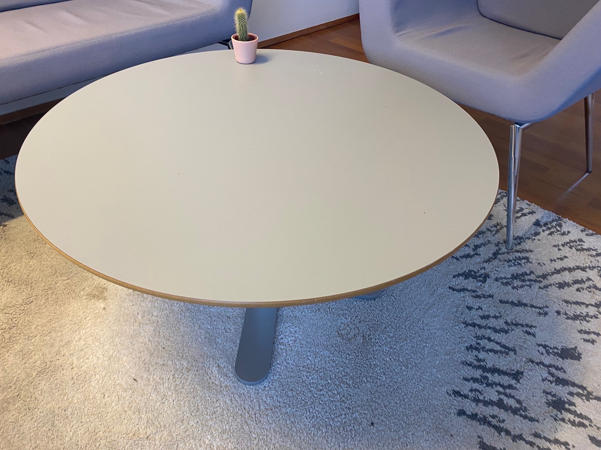 SELT / SOLD Stofuborð, hringborð Ø90 x H46 sm.