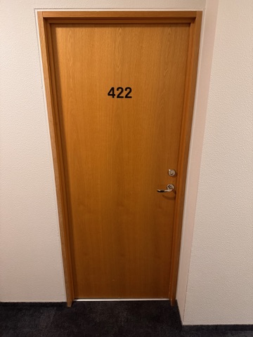 SELT / SOLD Viðarhurðar m pumpu og körmum 6