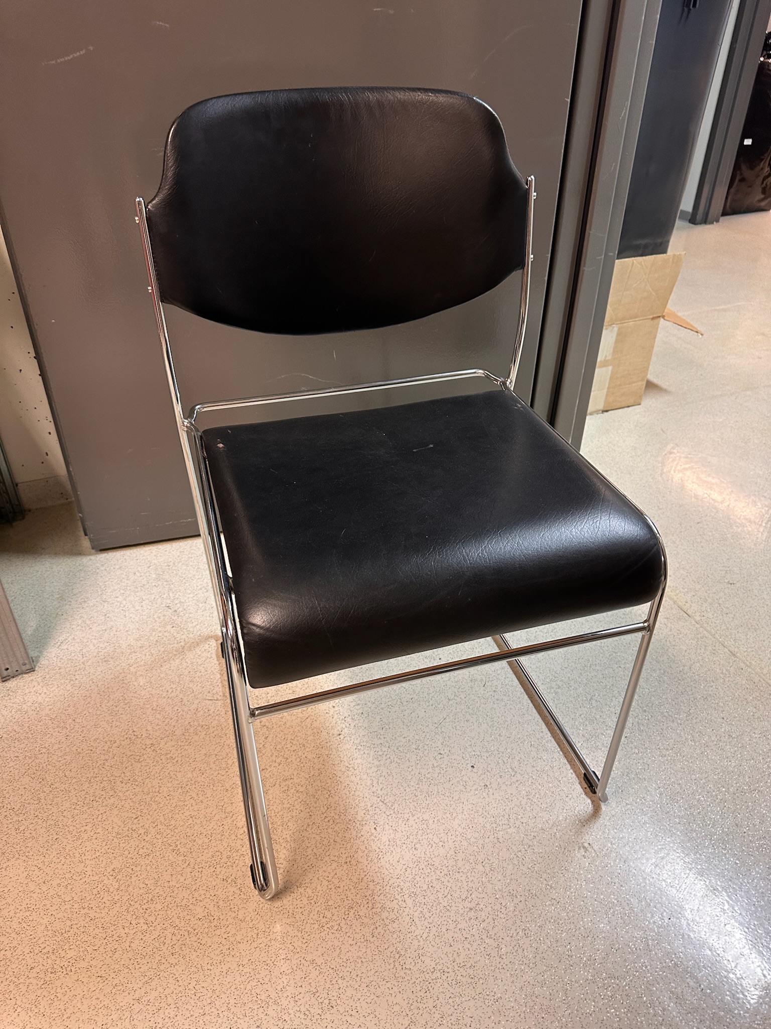 SELT / SOLD Leðurstólar svartir staflanlegir 2