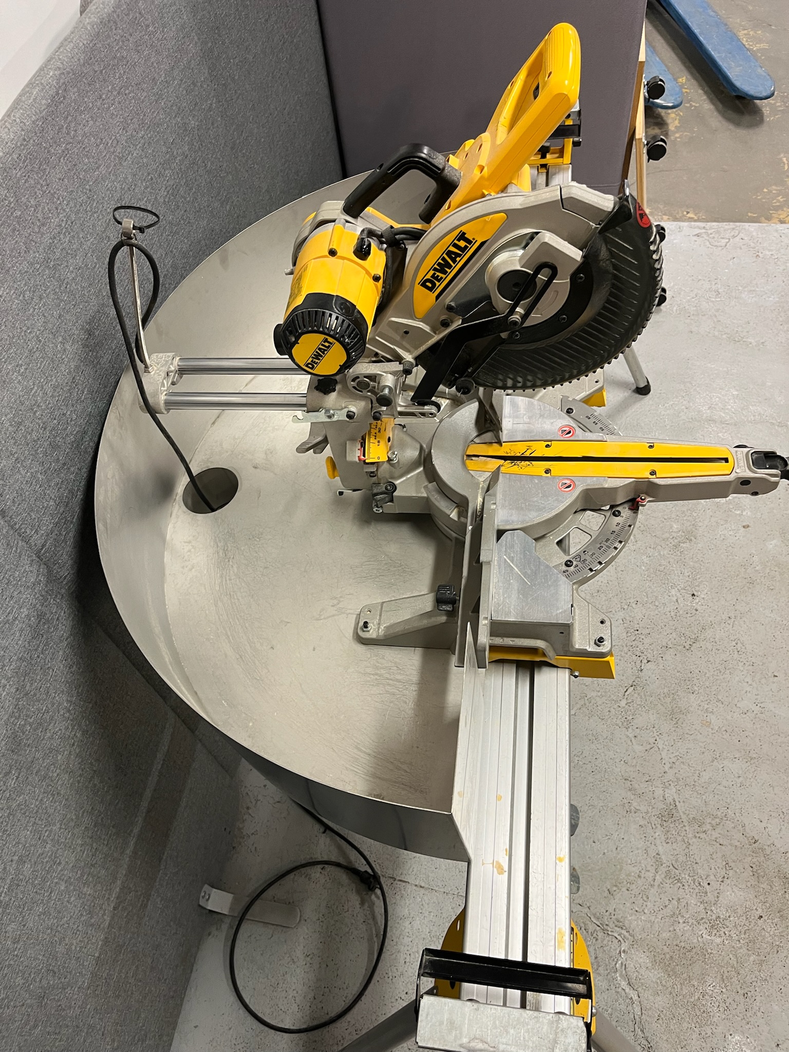 SELT / SOLD Öflug Dewalt DWS727 Geirungssög 250mm 1675W 3