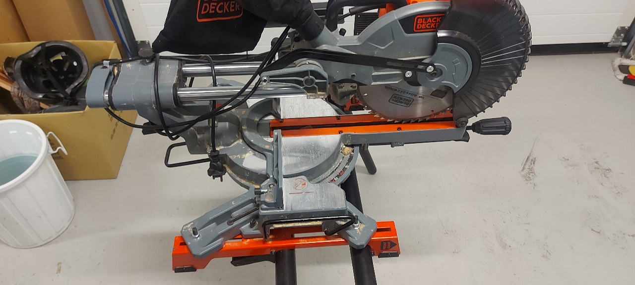 SELT / SOLD - Kúttari - sög - Black og Decker 2