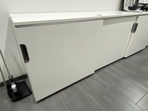 SELT / SOLD IKEA skenkur með rennihurðum og læsingu (2 stk.)