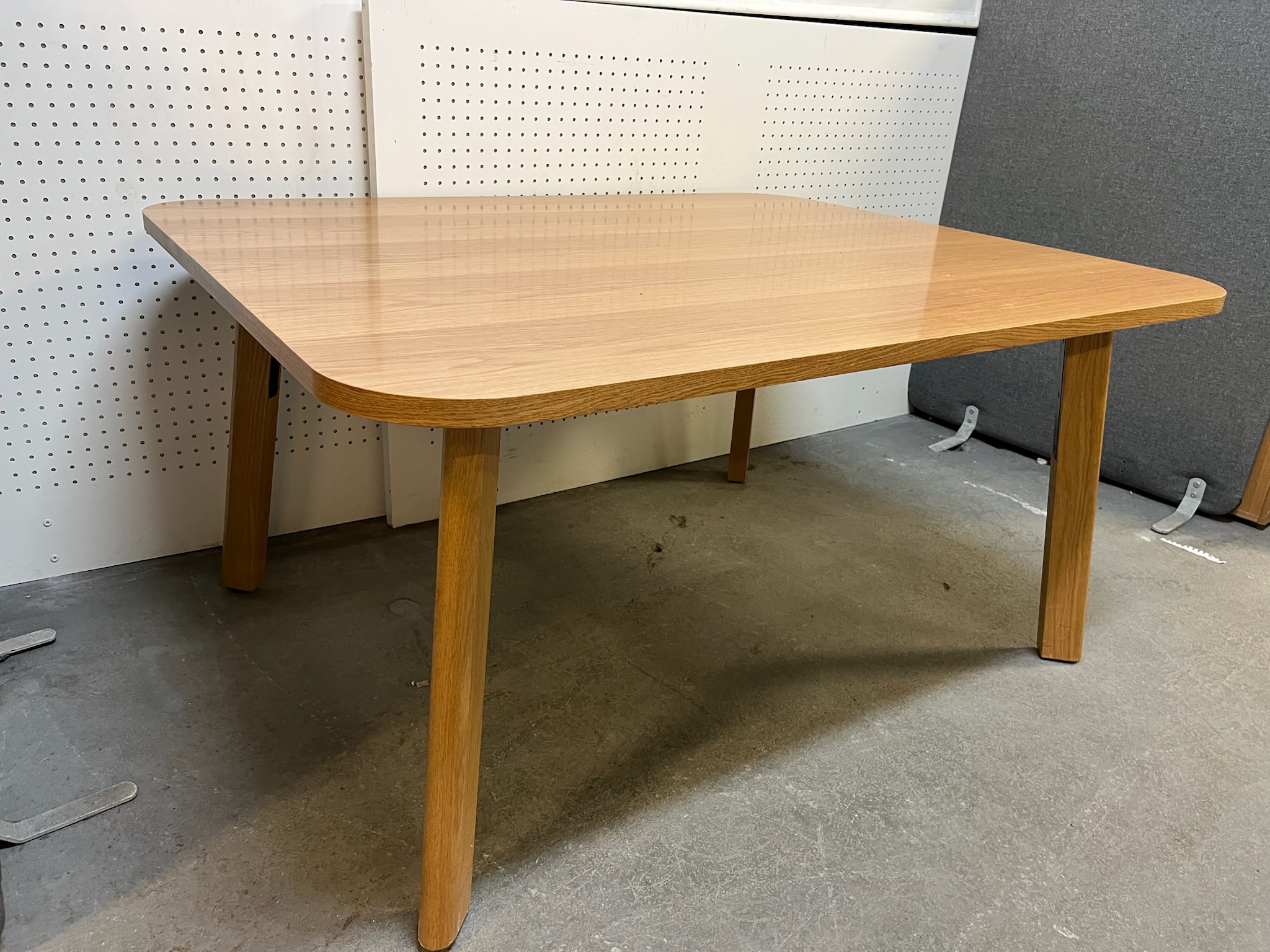 SELT / SOLD Borstofuborð, B120xD150sm.