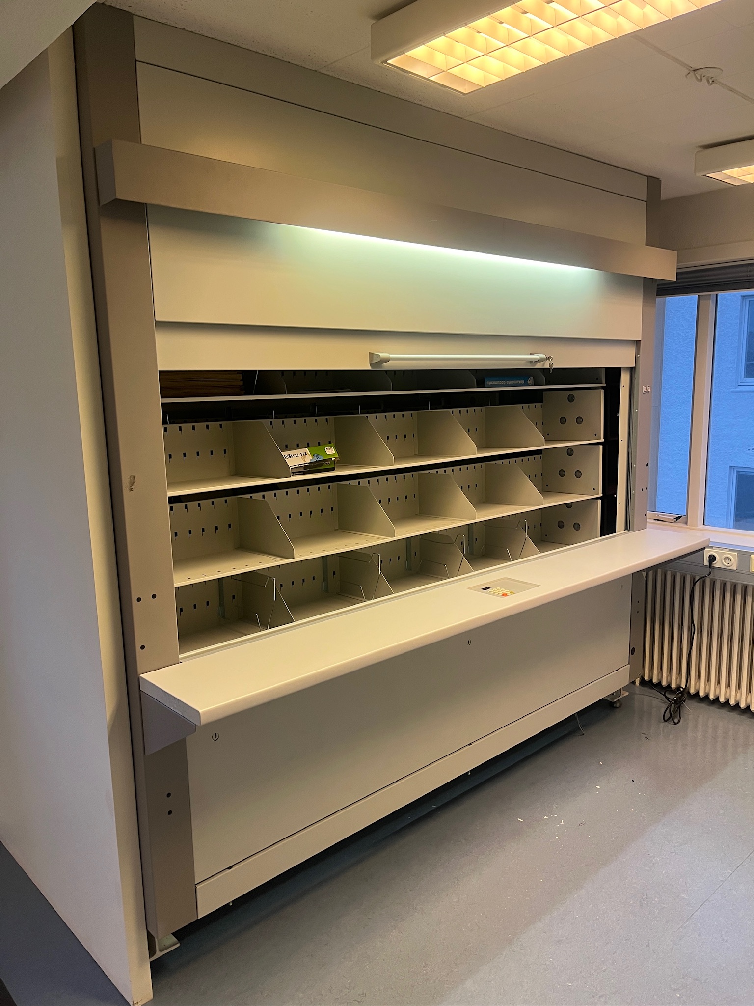 SELT / SOLD - Kardex lagerhillukerfi / rúlluhillur - MYNDBAND B265 x H271sm.
