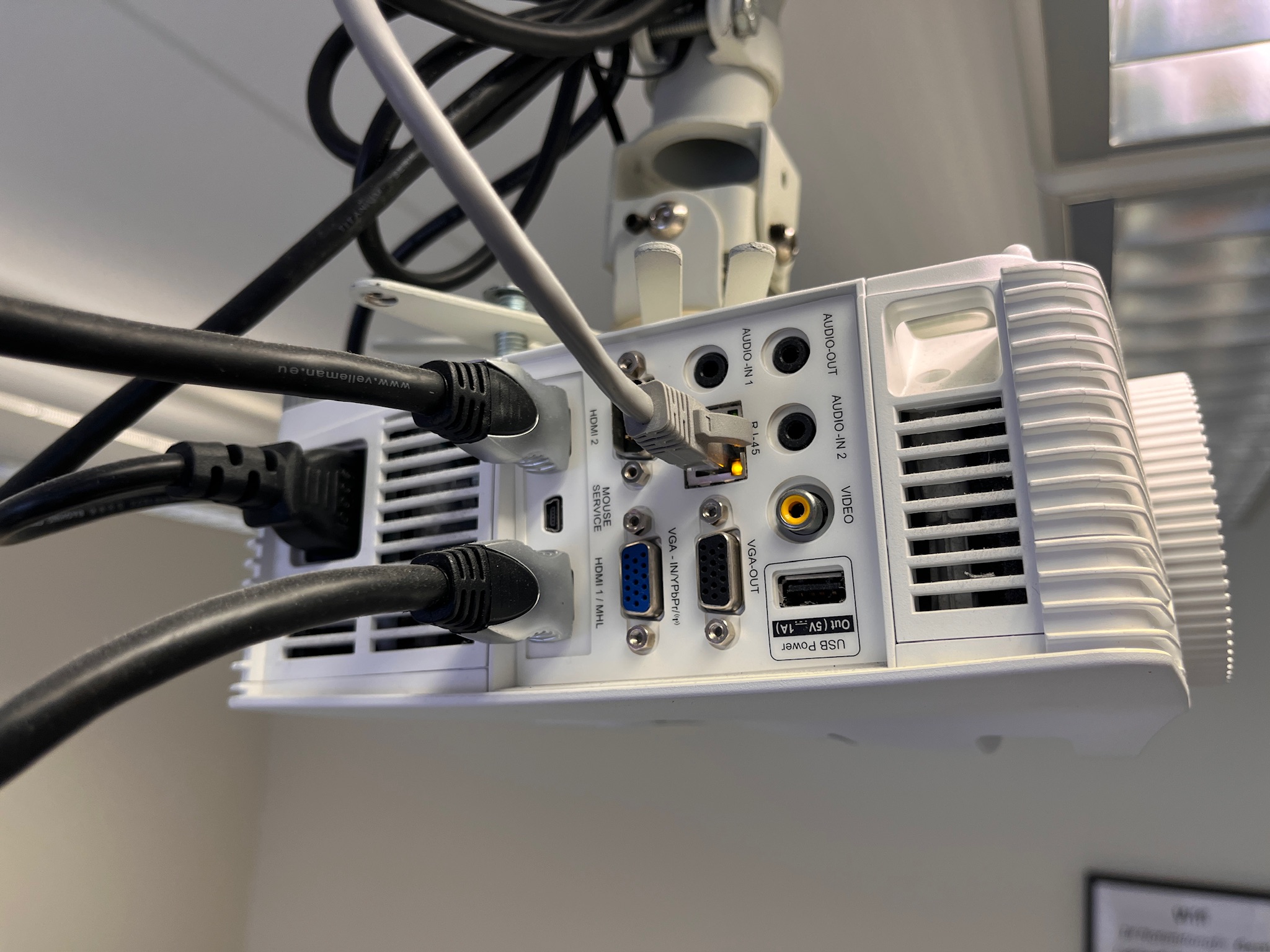 SELT / SOLD Optoma skjávarpi með loftfestingu 4