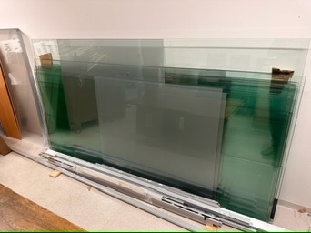 SELT / SOLD Hert gler, 253sm. á hæð. (13 glerflekar)