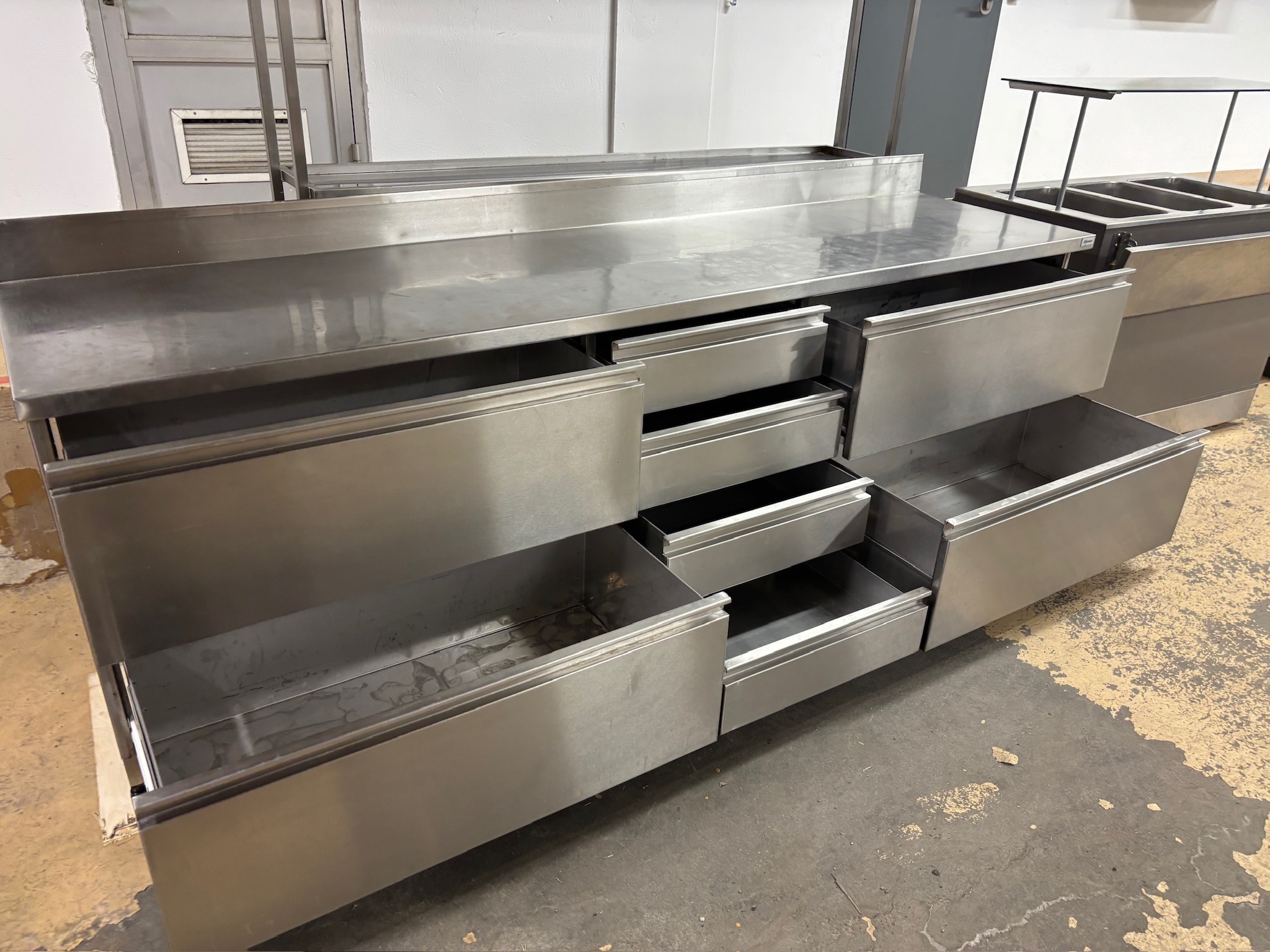 SELT / SOLD preppborð stálborð Frostverk með 8 skúffum, L280 x B70 x H89 sm. 4