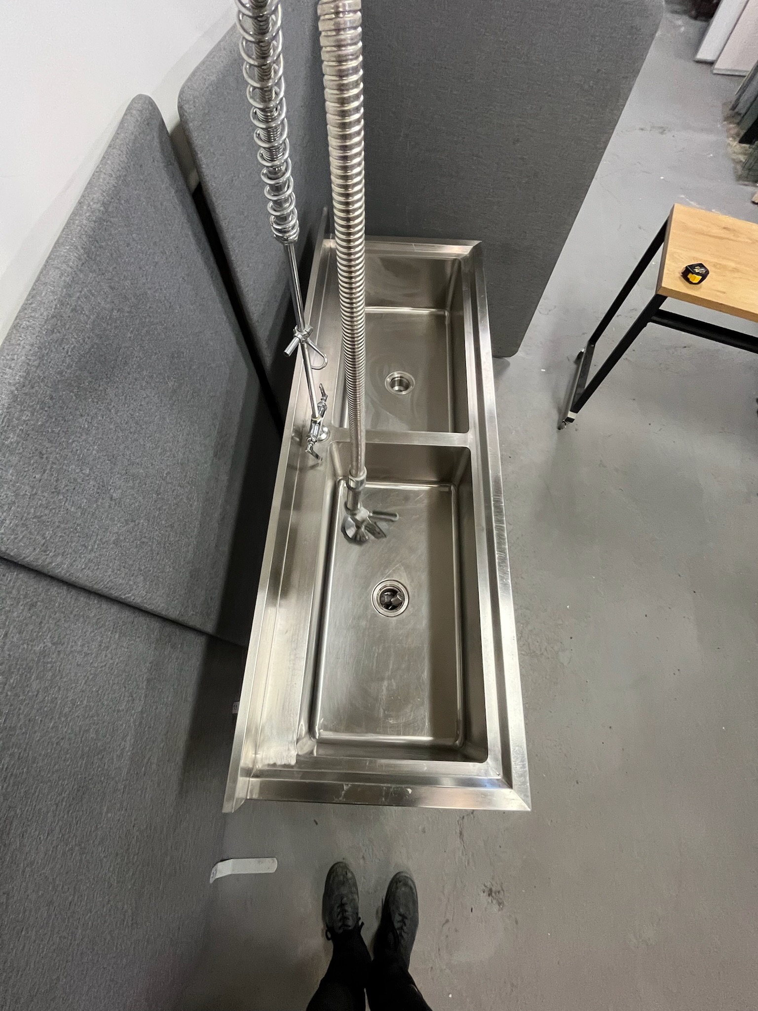 SELT / SOLD Ryðfrítt stálborð með vöskum og blöndunartæki, L180 B60 x H82 3