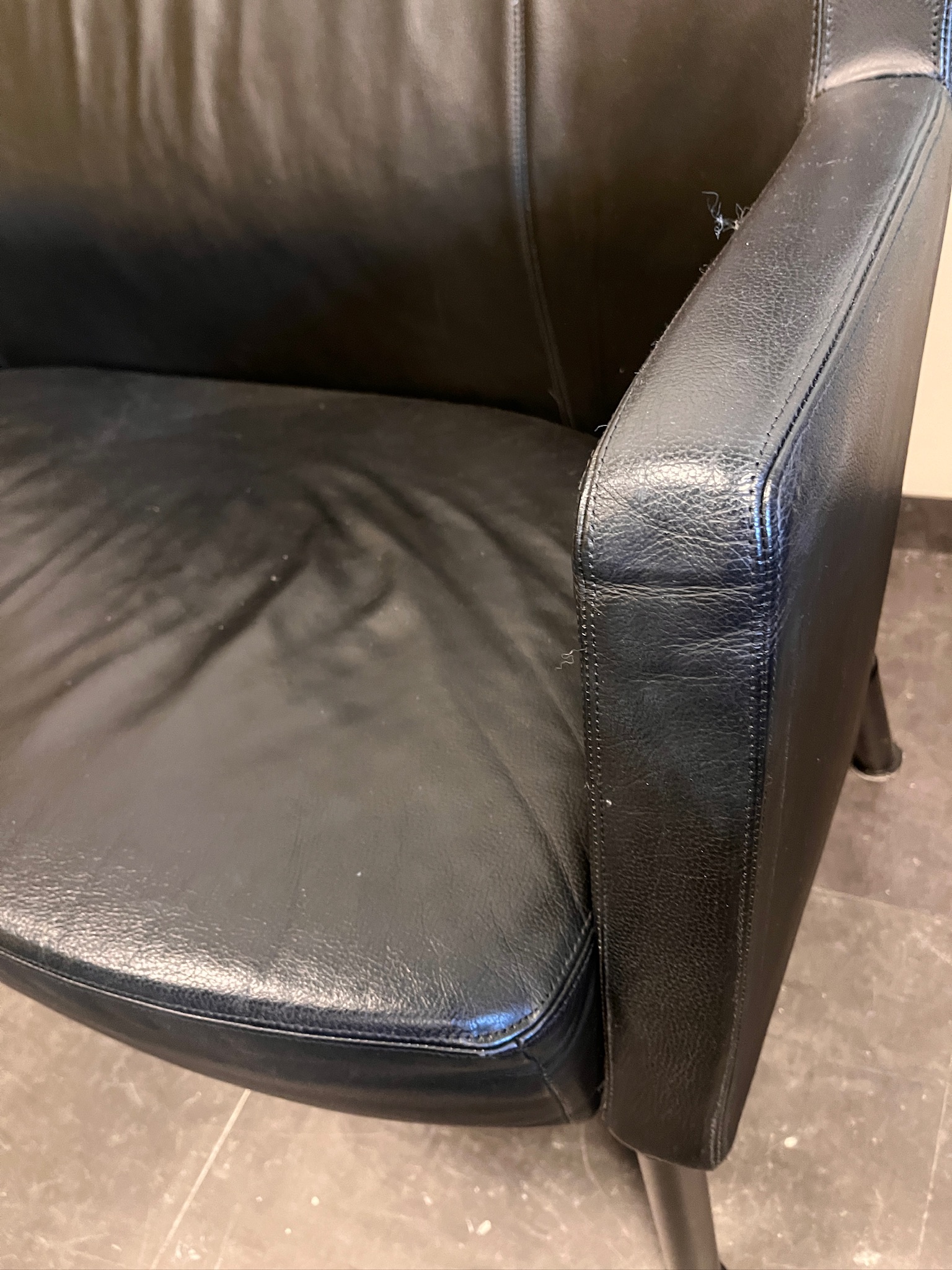 SELT / SOLD Kinnarps leðursófi frá Pennanum 5