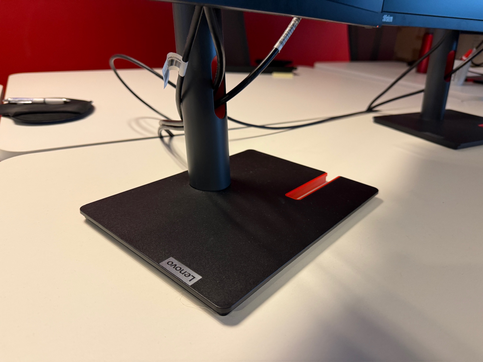 SELT / SOLD Lenovo ThinkVision tölvuskjár, 23,8", 2560x1440p - PLAY 11