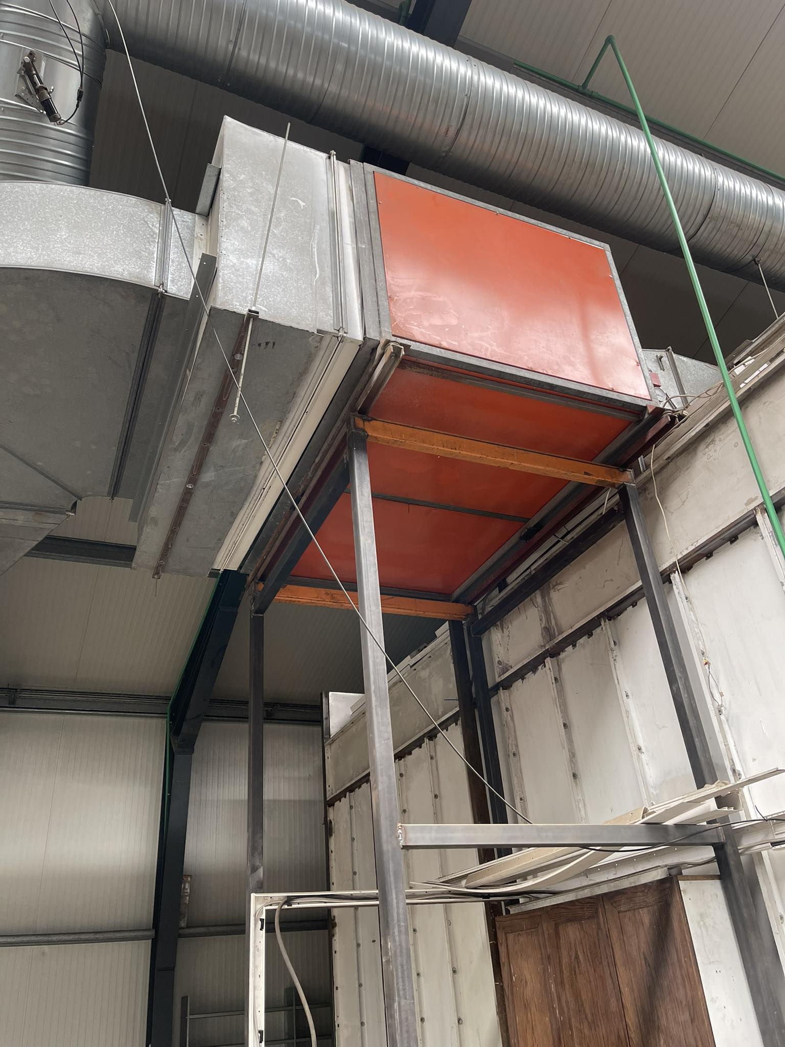 SELT / SOLD - Sprautuklefi - 9 x 6 metrar - gefins 6