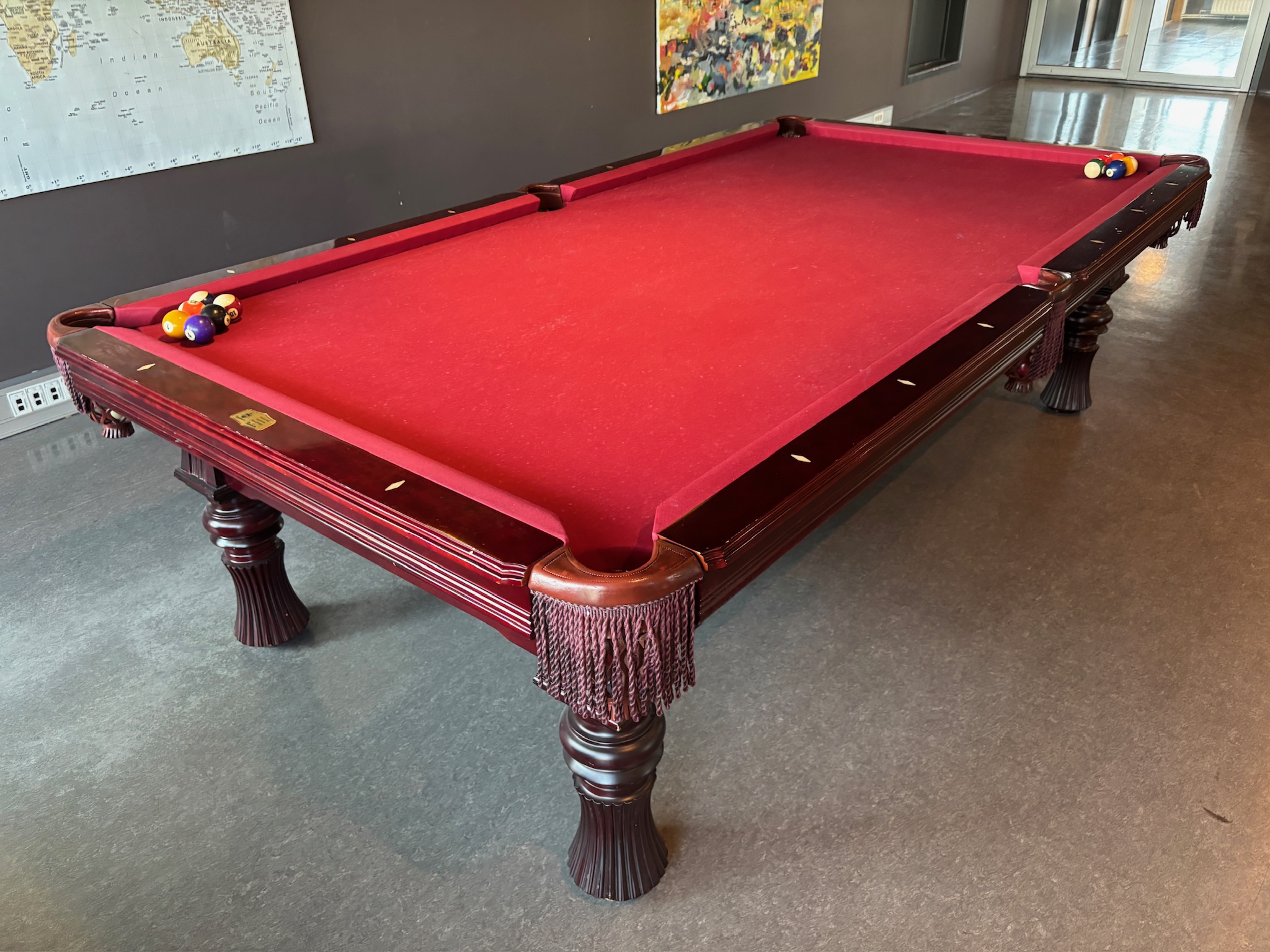 SELT / SOLD Dynamic poolborð, 9fet, kúlur, 5 kjuðar, kjuðastandur, 3 ljós 3