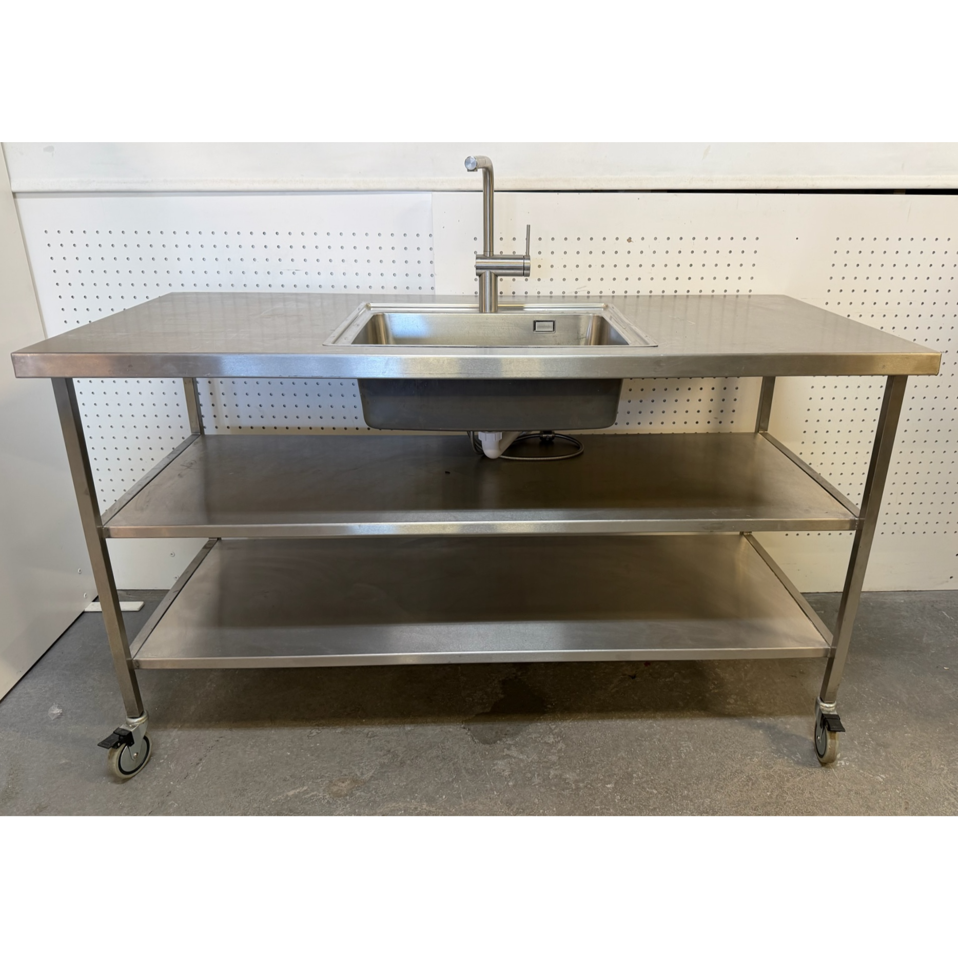 SELT / SOLD Stálborð á hjólum, B155xD70xH90sm.