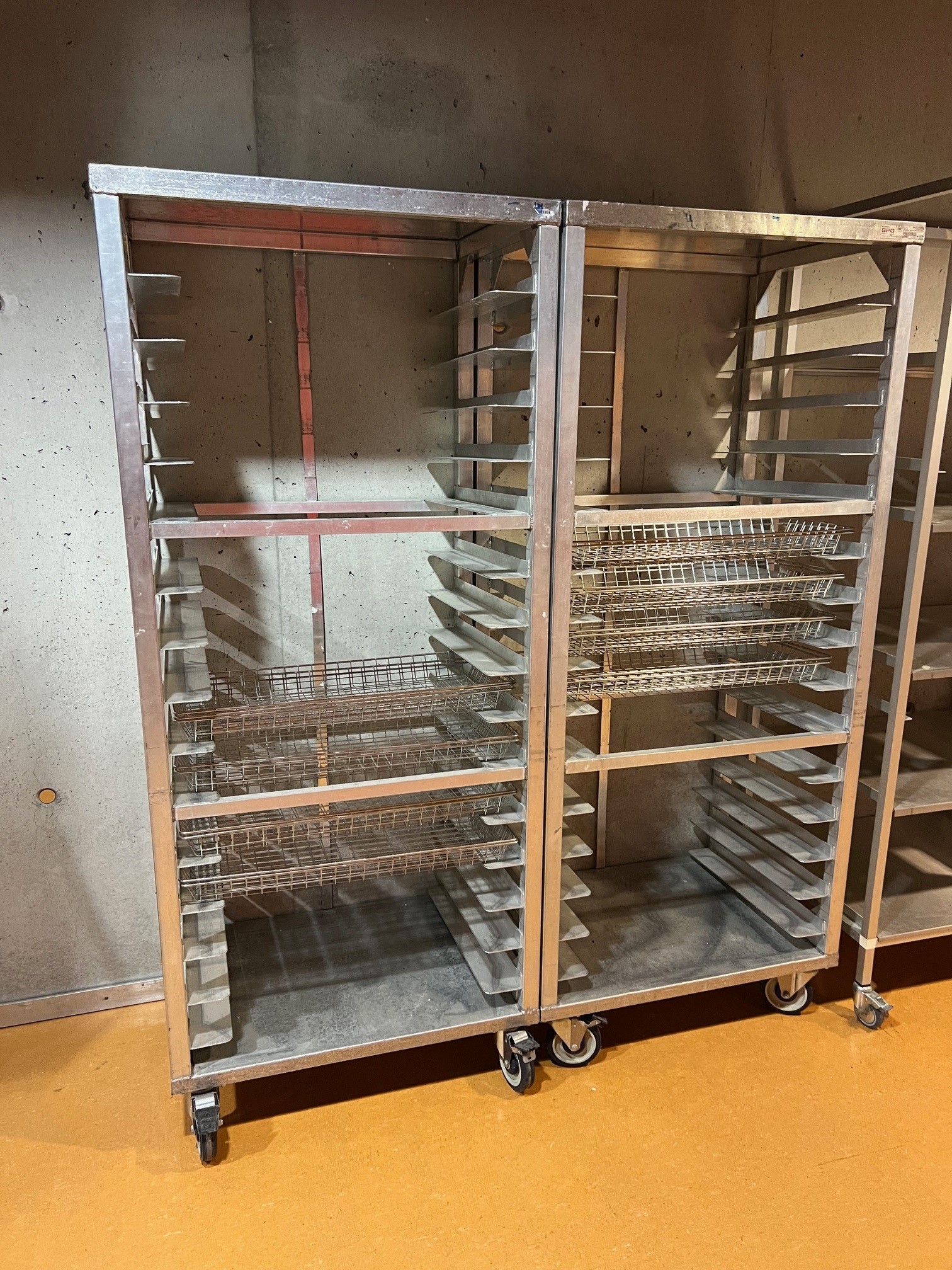 SELT / SOLD Stálhillur fyrir bakka á hjólum - H180 x B76 sm.