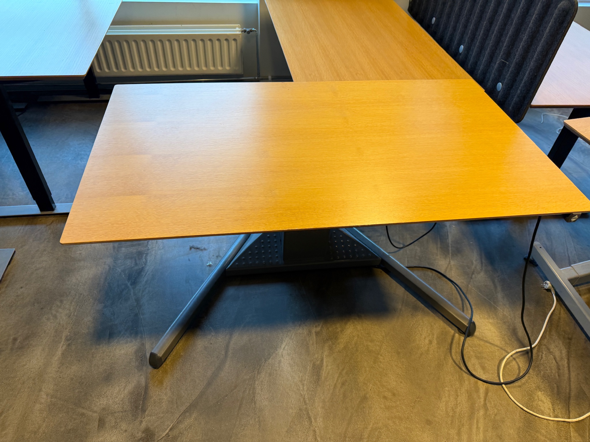 SELT / SOLD Kinnarps rafmagnsborð frá Pennanum, B140xD80sm. 2