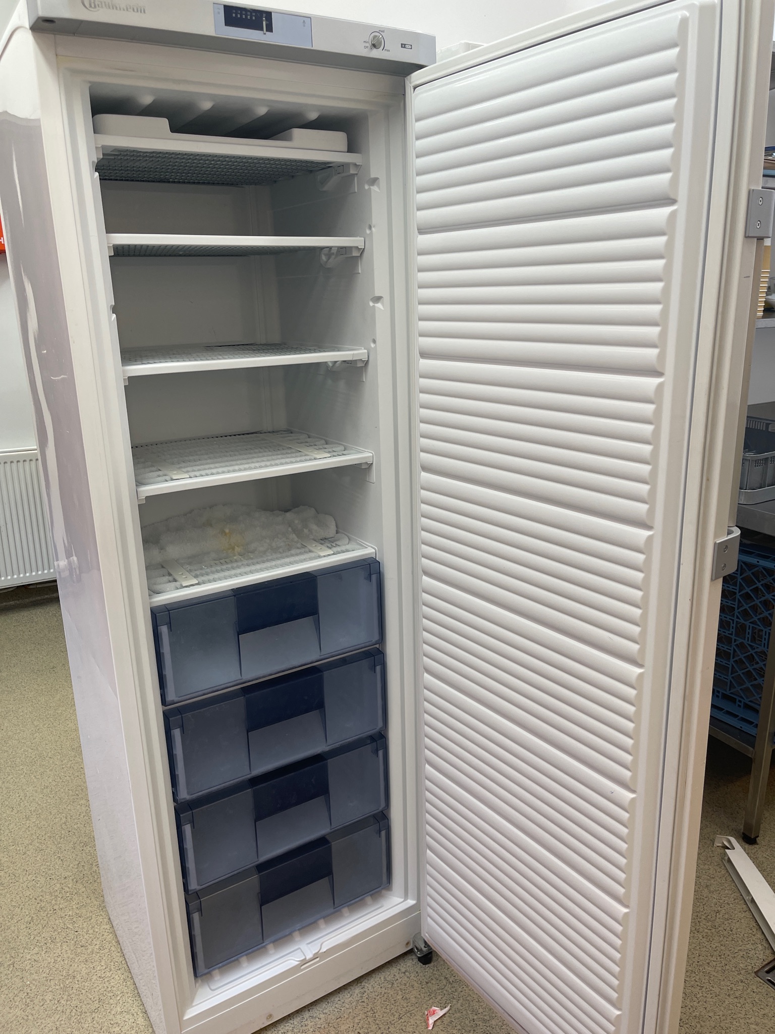 SELT - Bauknecht frystir 235L 3