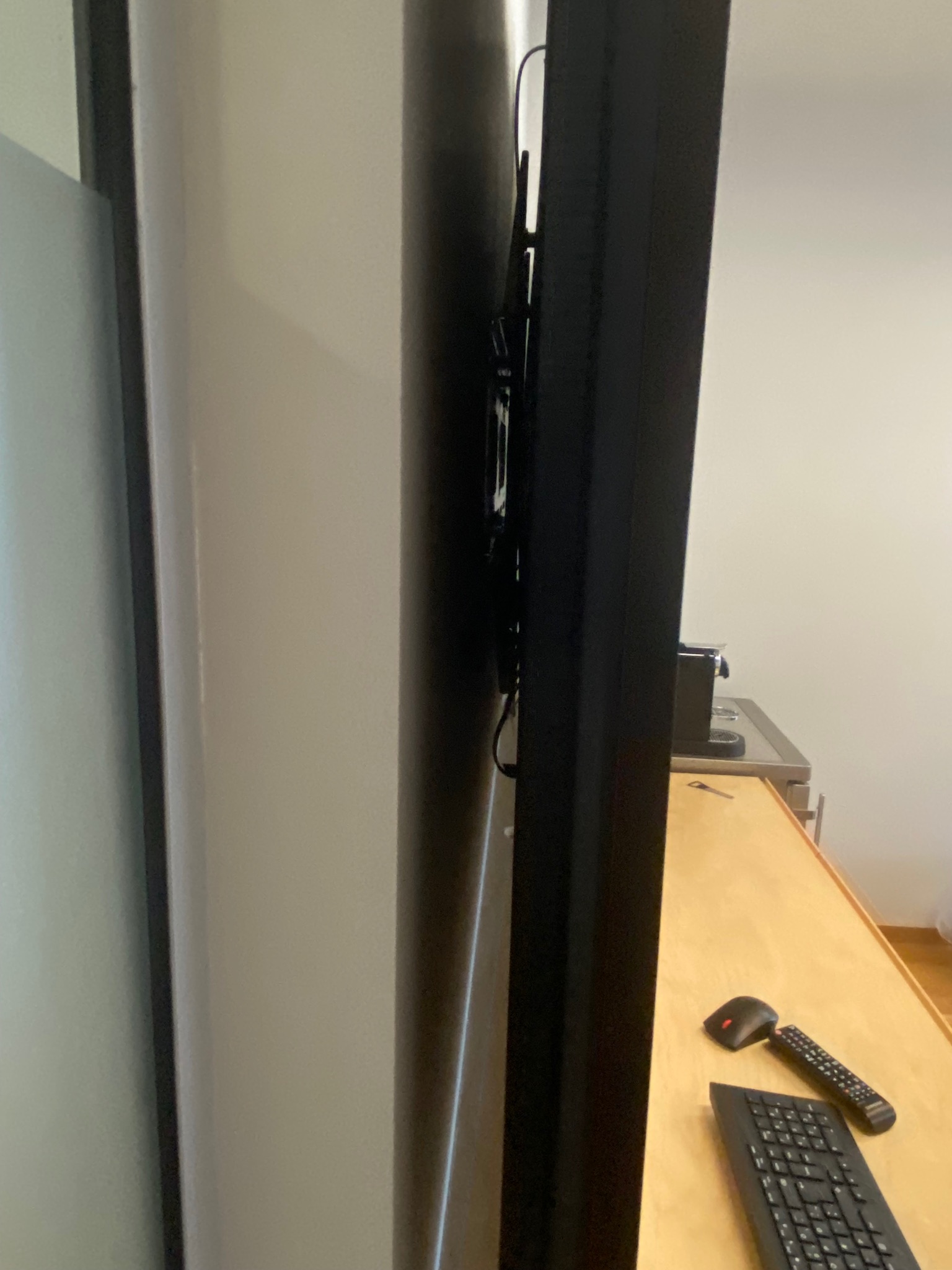 SELT / SOLD Samsung QMH series upplýsingaskjár, 65'', 4K, 24/7 + veggfesting 2
