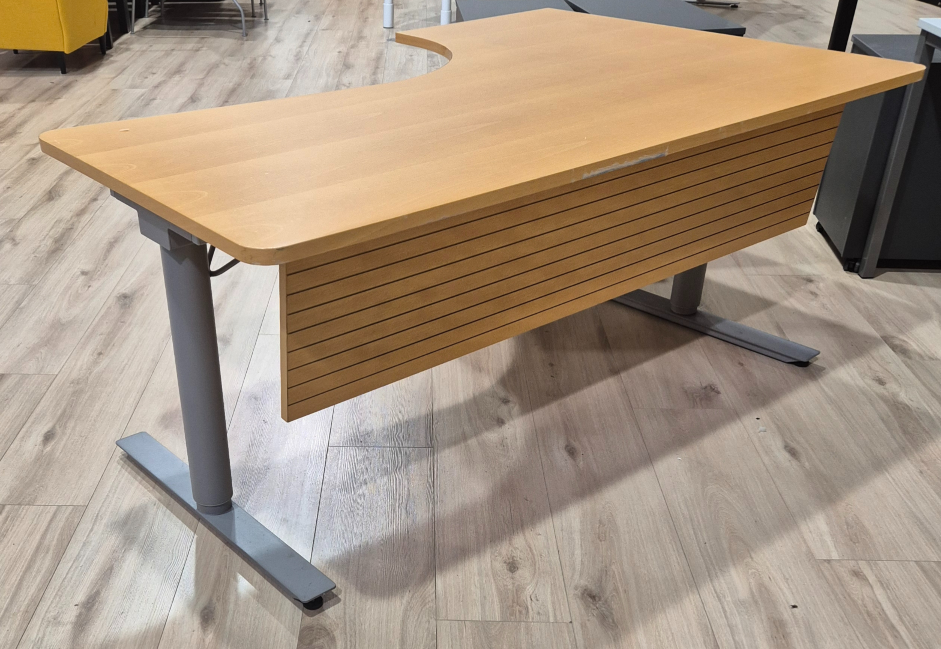SELT / SOLD - Rafmagnsborð með blygðunarspjaldi - Reykjanesbær 180*120