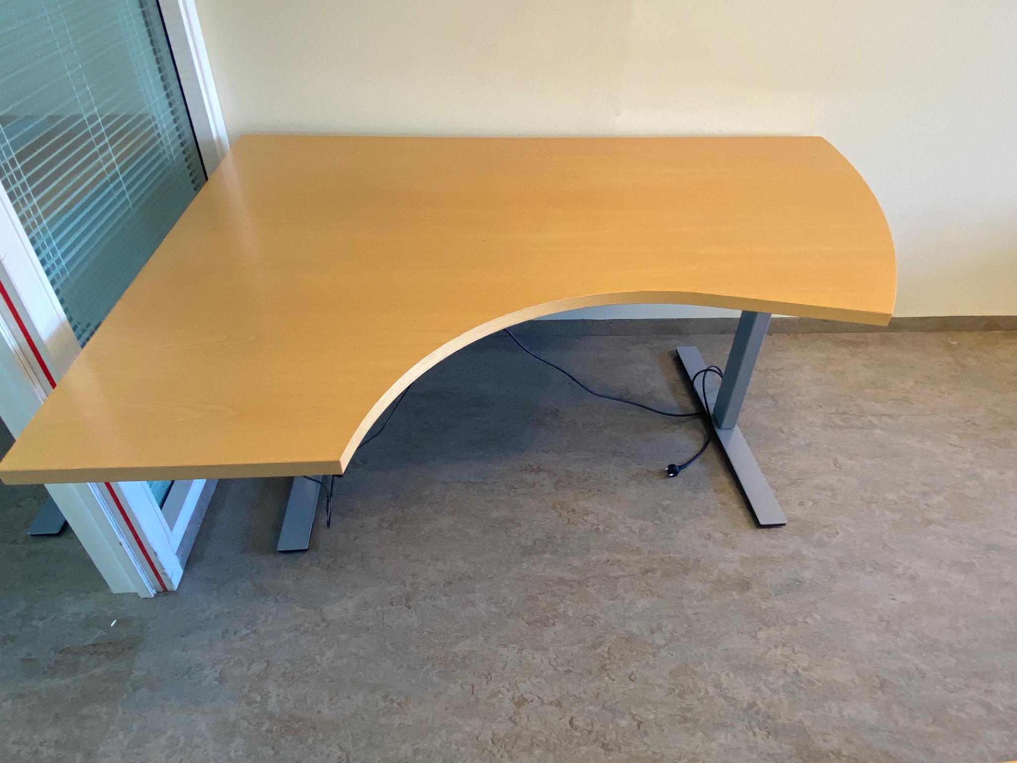 SELT / SOLD Kinnarps rafmagnsborð 160 x 90 sm frá Pennanum (19 stk.)