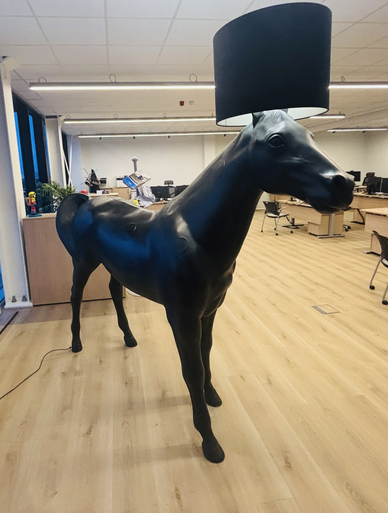 SELT / SOLD - Moooi Horse Lamp í fullri hestastærð 2