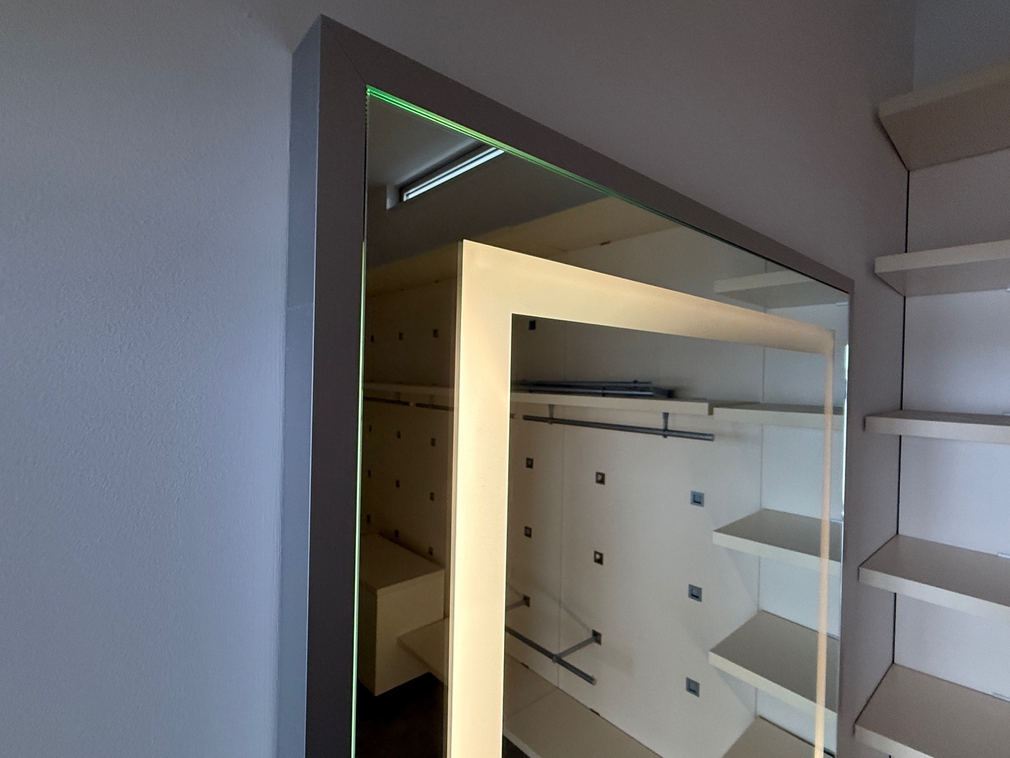 SELT / SOLD Tisettanta fataherbergi / Walk-In closet / Spegill 12 lengdarmetrar 14