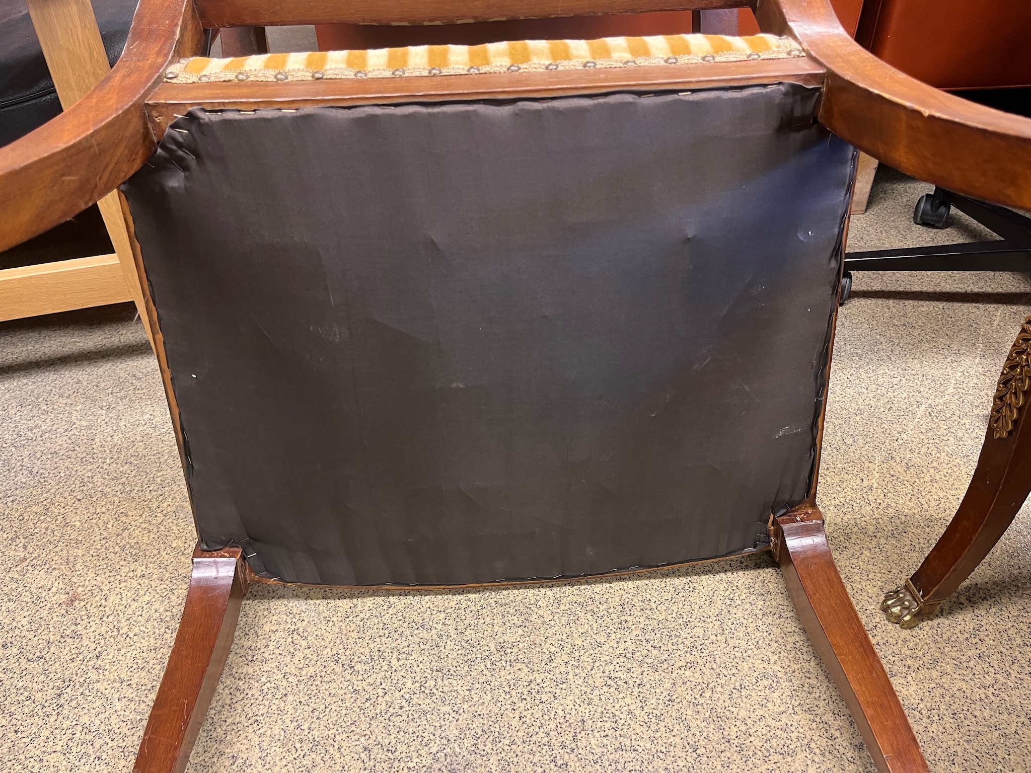 SELT / SOLD Einstakt antík sófi ásamt 4 stólum, handútskornir 10