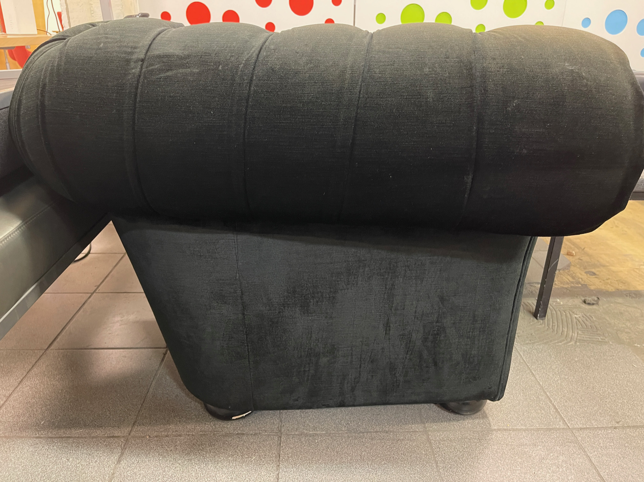 SELT / SOLD Fallegur Chesterfield flauels 3ja sæta sófi 6
