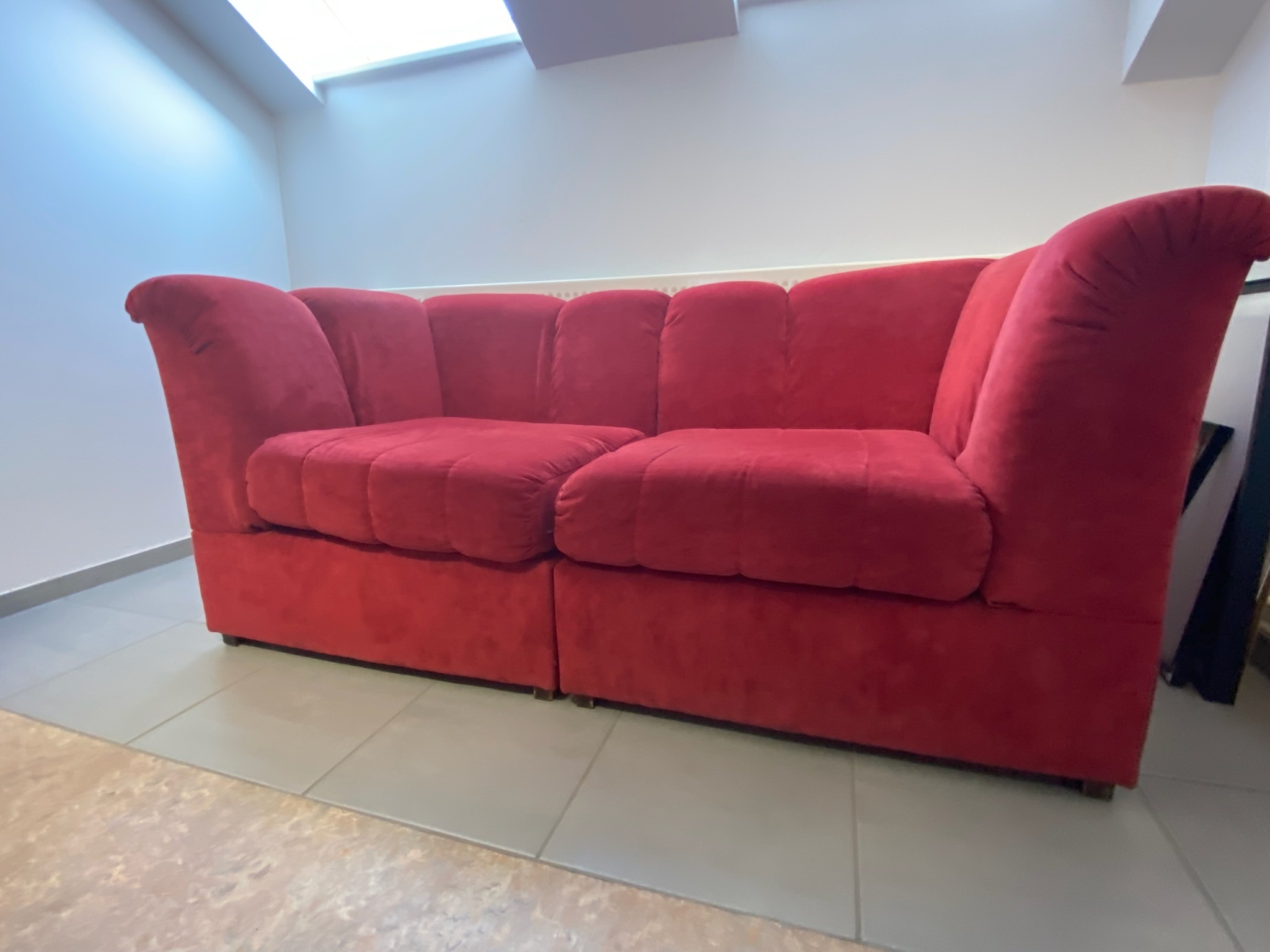 SELT / SOLD Rauður velvet sófi