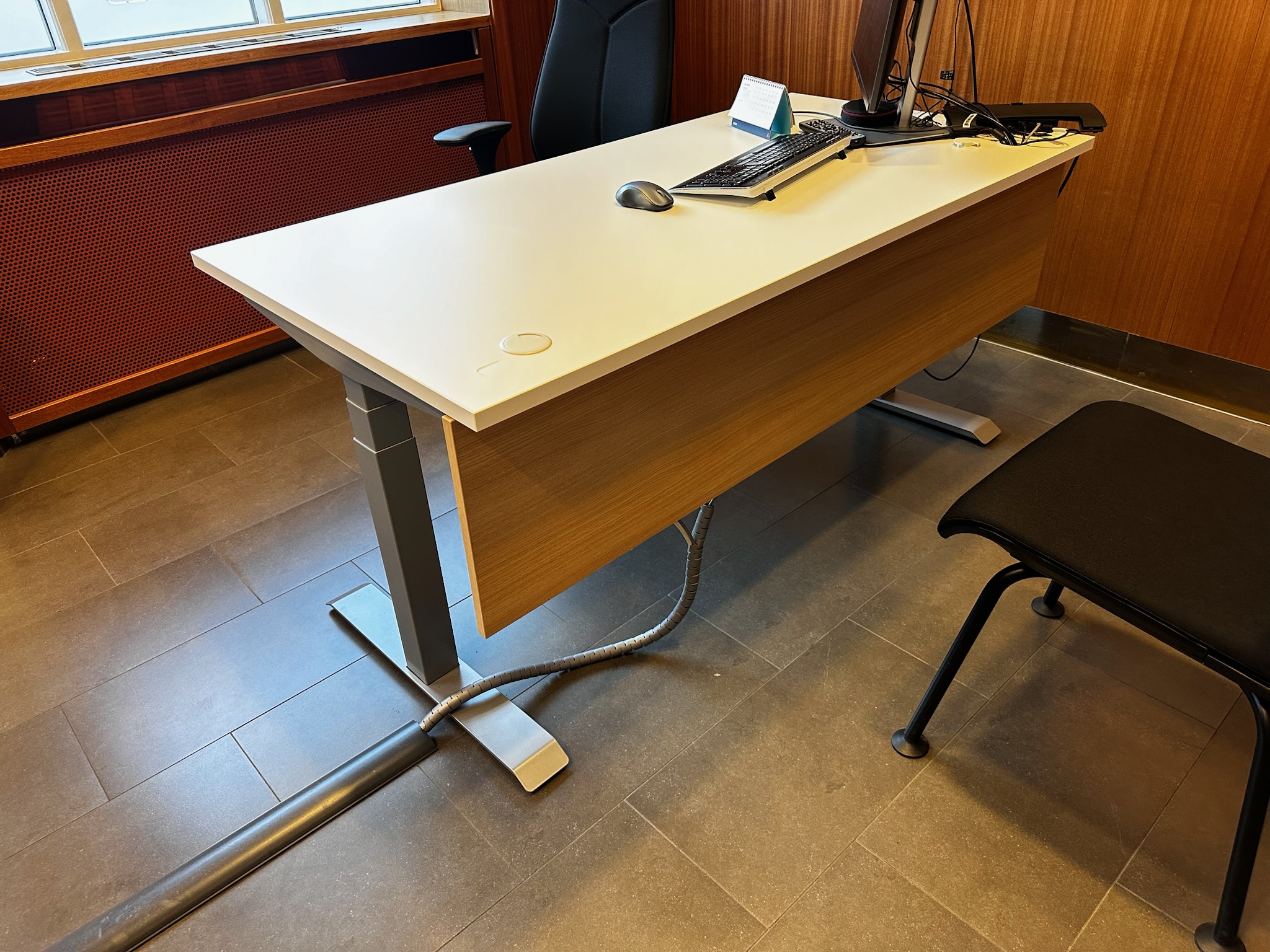 SELT / SOLD Kinnarps rafmagnsborð frá Pennanum, B160 x D80 sm. (36 stk.)
