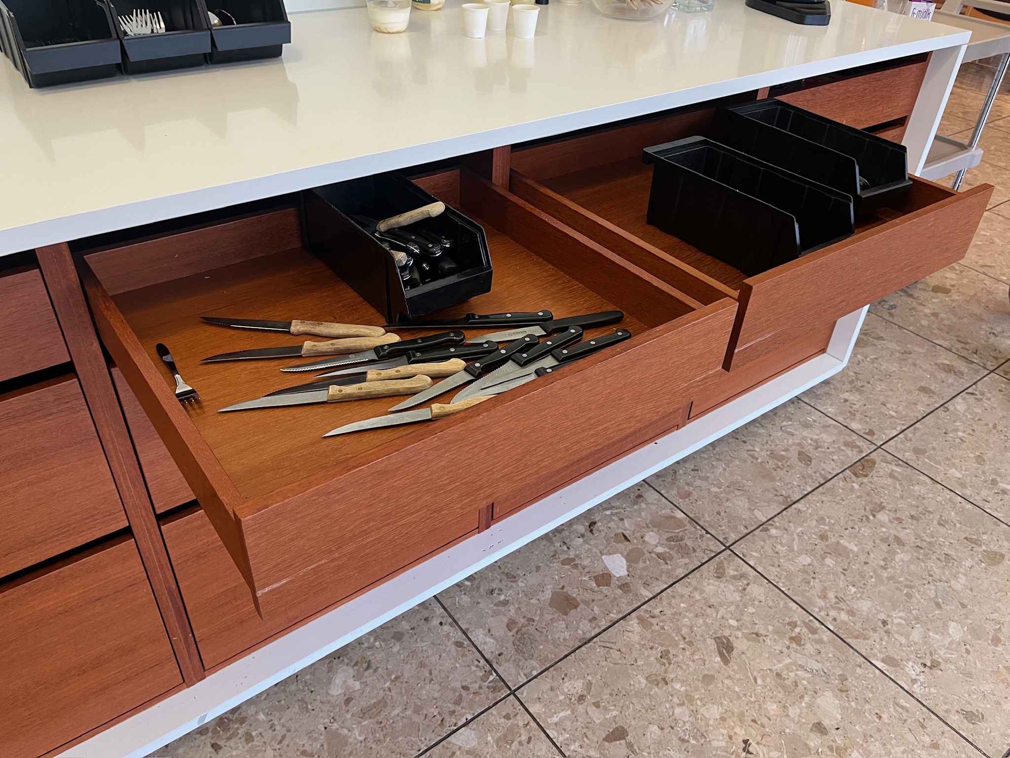 SELT / SOLD Skenkur með mikið geymslupláss 4