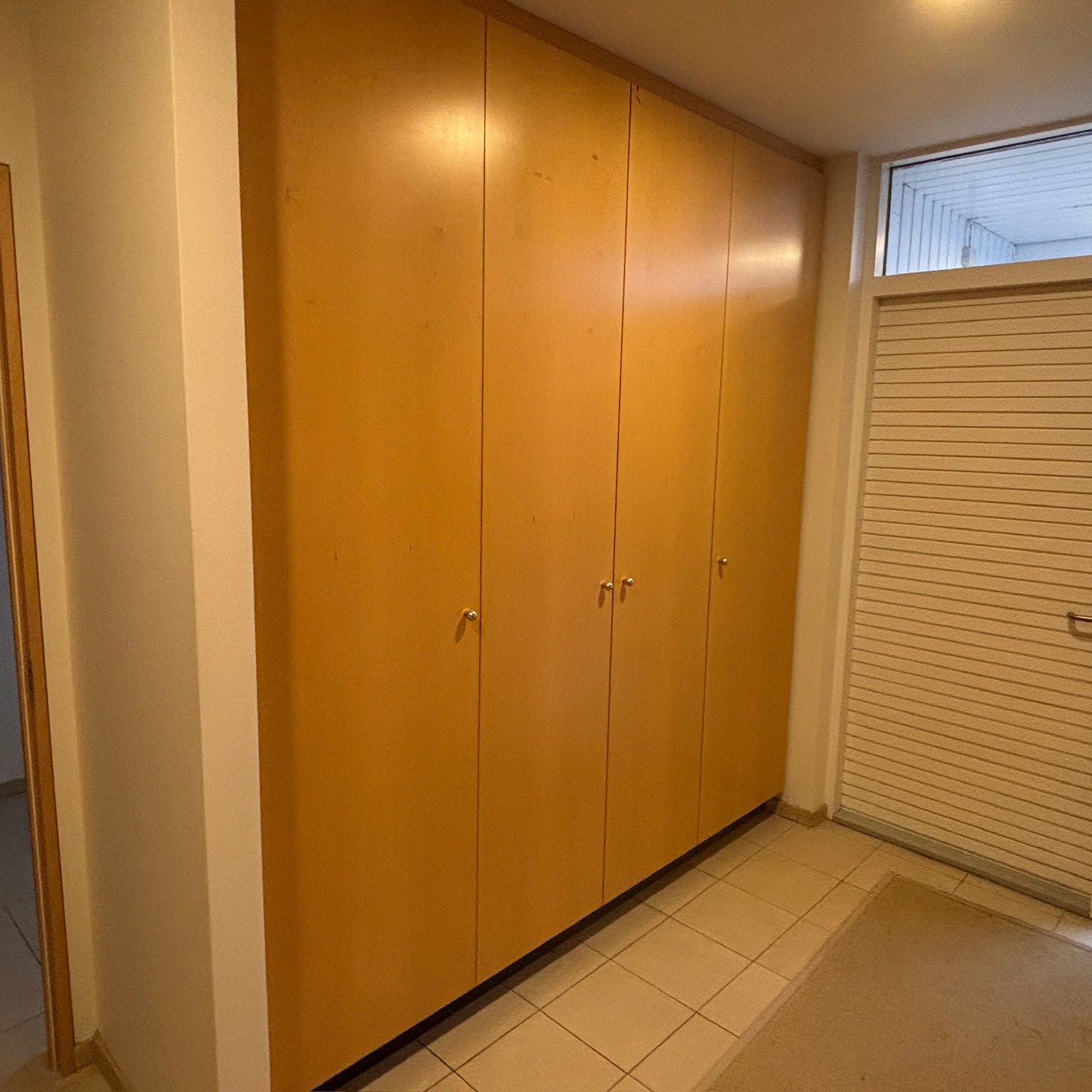 SELT / SOLD - Skápainnrétting frá Brúnás, H247 x B226 x D55 sm.