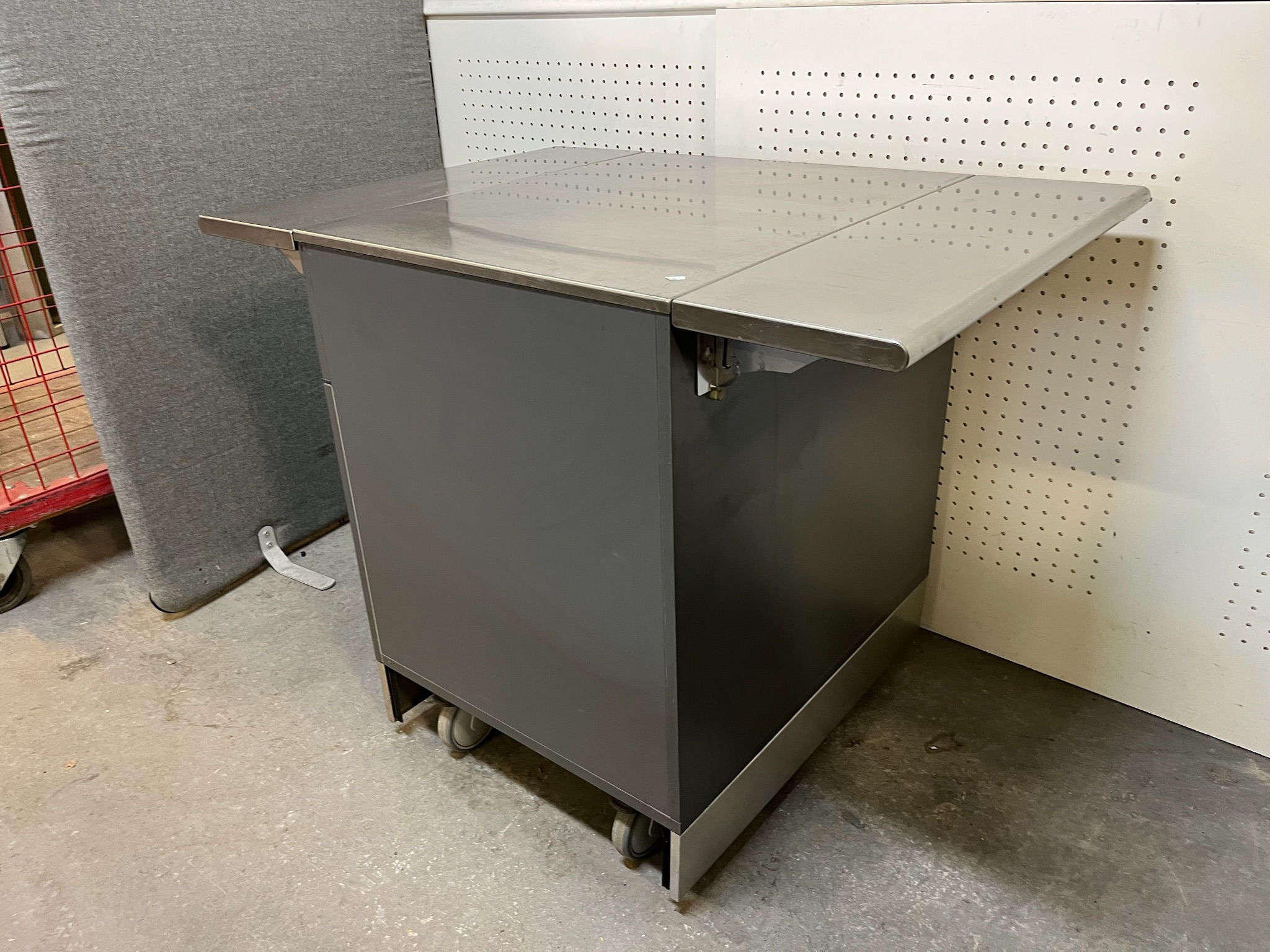 SELT / SOLD Metos preppborð á hjólum, B115xD80xH90sm.