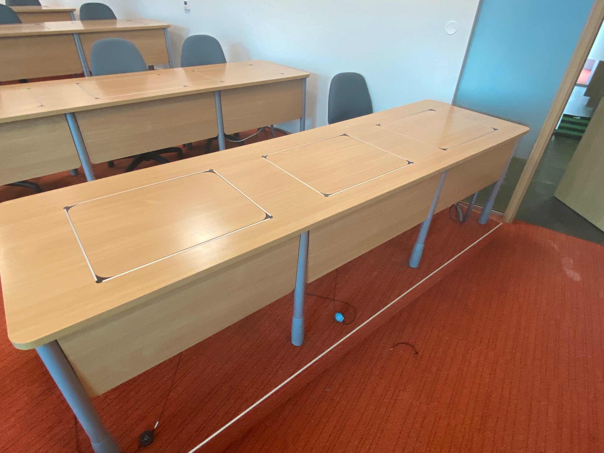 SELT / SOLD Skólaborð með fellanlegum skjáplötum - 24 einingar 4