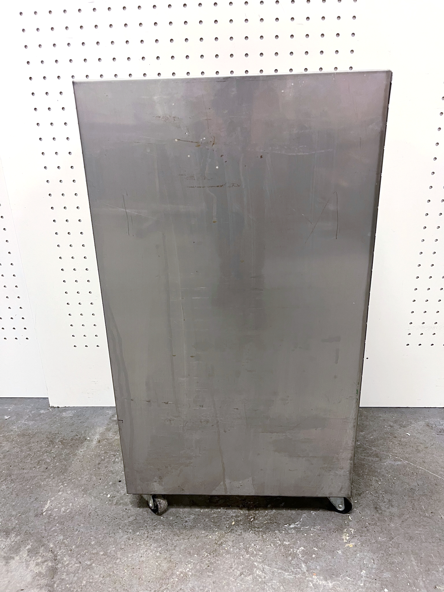 SELT / SOLD Stálbox á hjólum 2