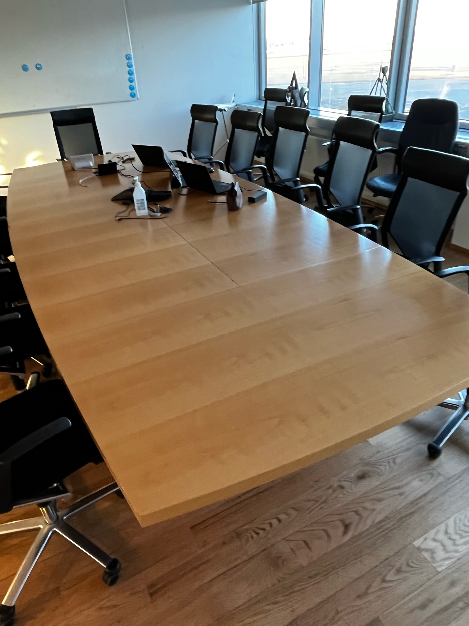 Fundarborð 12 til 14 manna 320 sm. m.Crestron búnaði 2