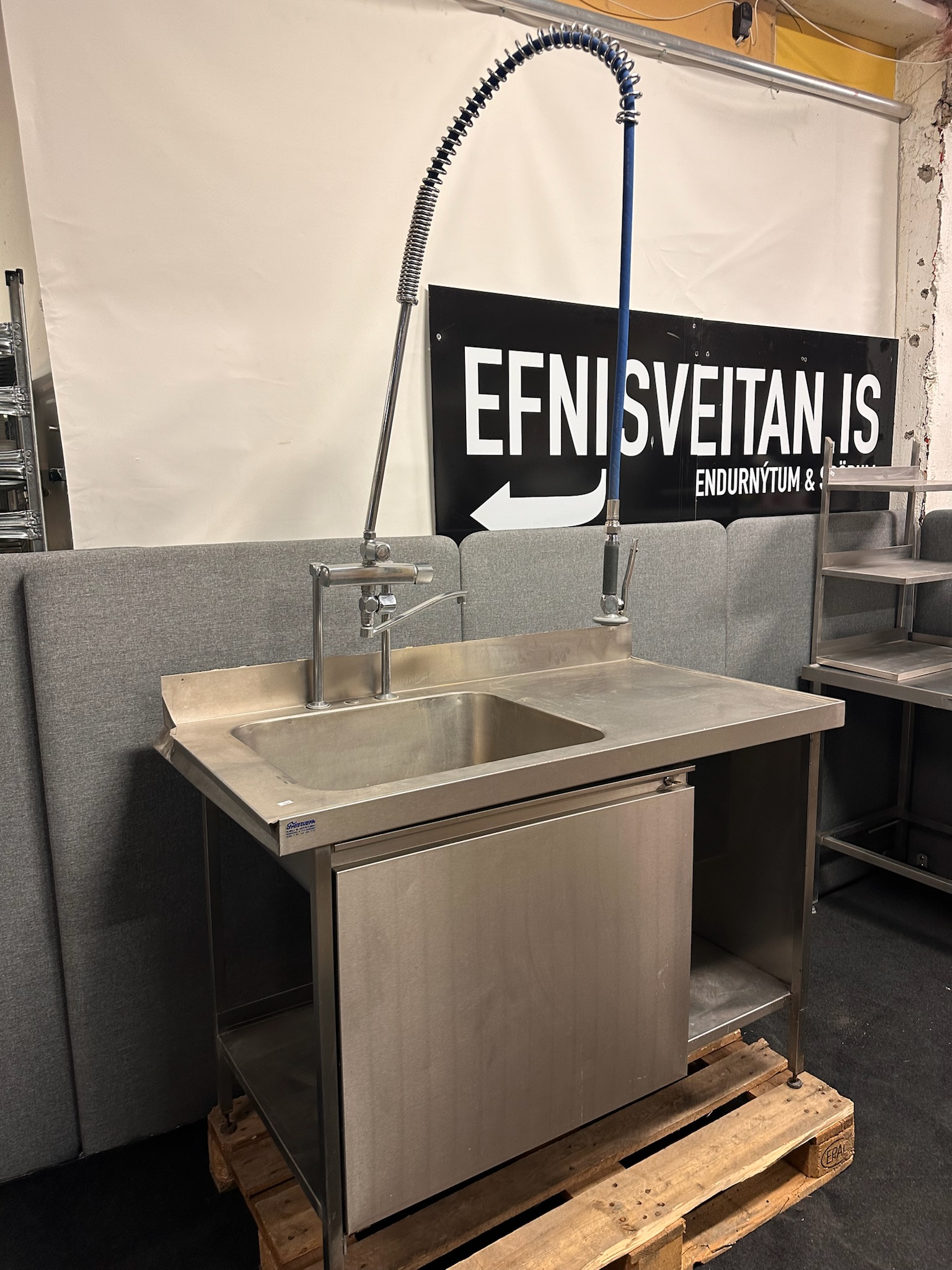 SELT / SOLD Stálvaskur með blöndunartæki, B125 x D66 sm.