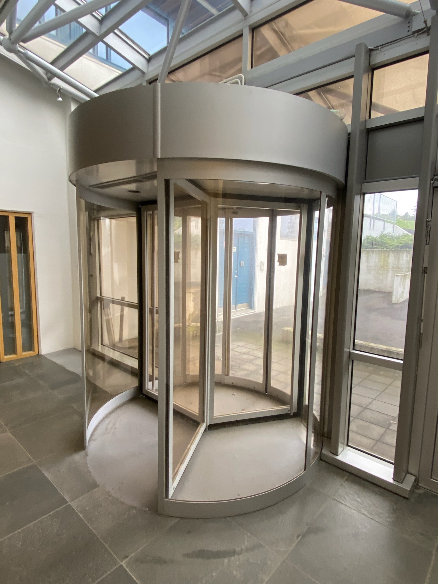 SELT / SOLD Hringhurð, H245xB200sm. 2