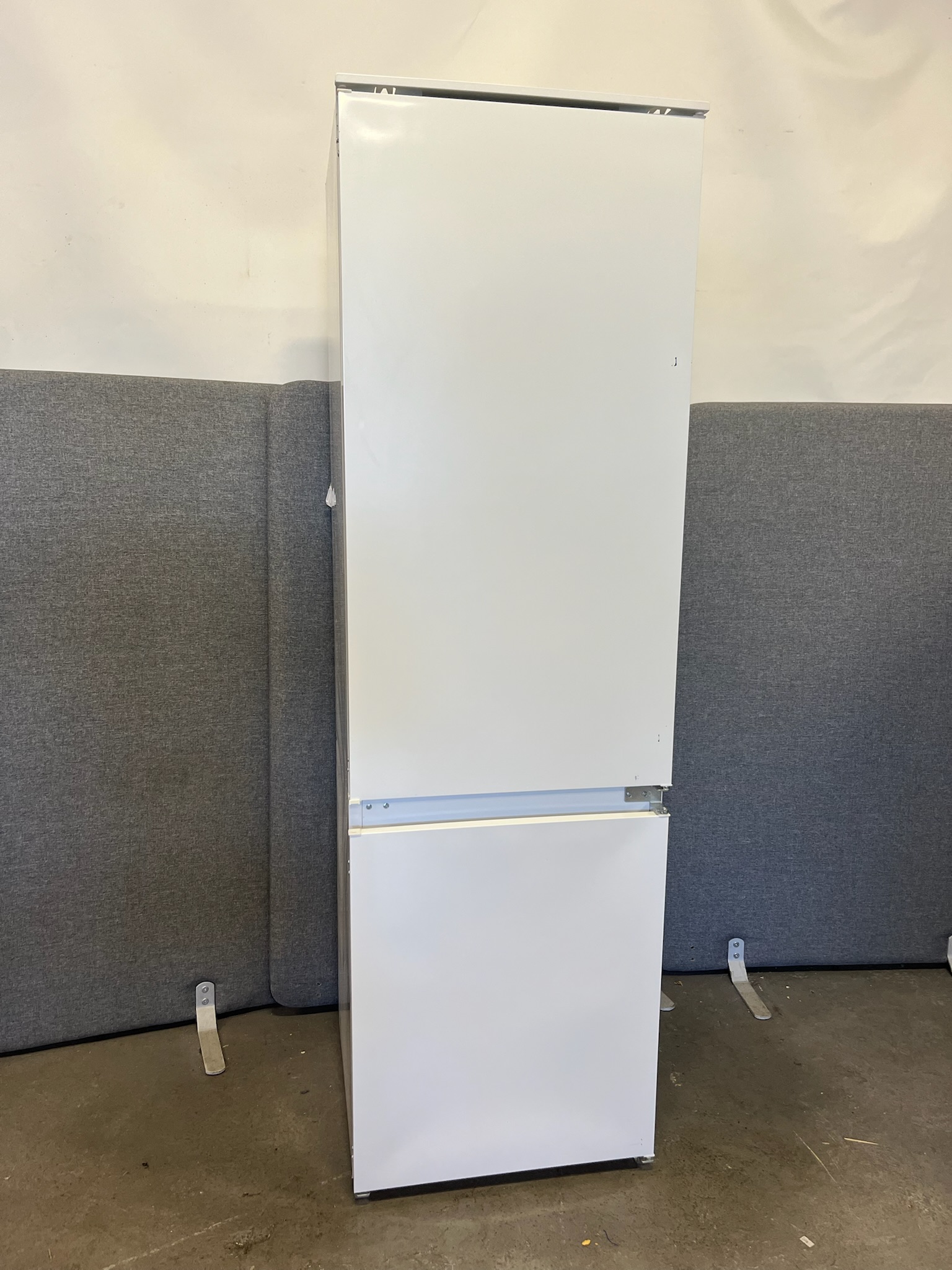 SELT / SOLD AEG kæliskápur með frysti, H179xB54xD52sm.