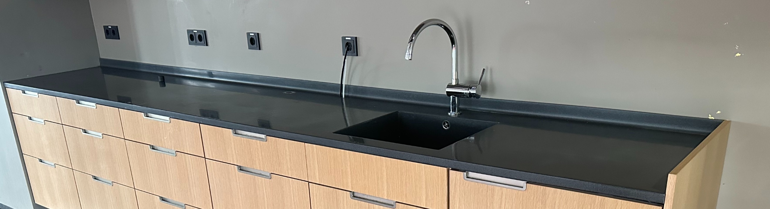 SELT / SOLD - Quartz borðplata með innfeldum vask og ísskáp - 3.64 m.