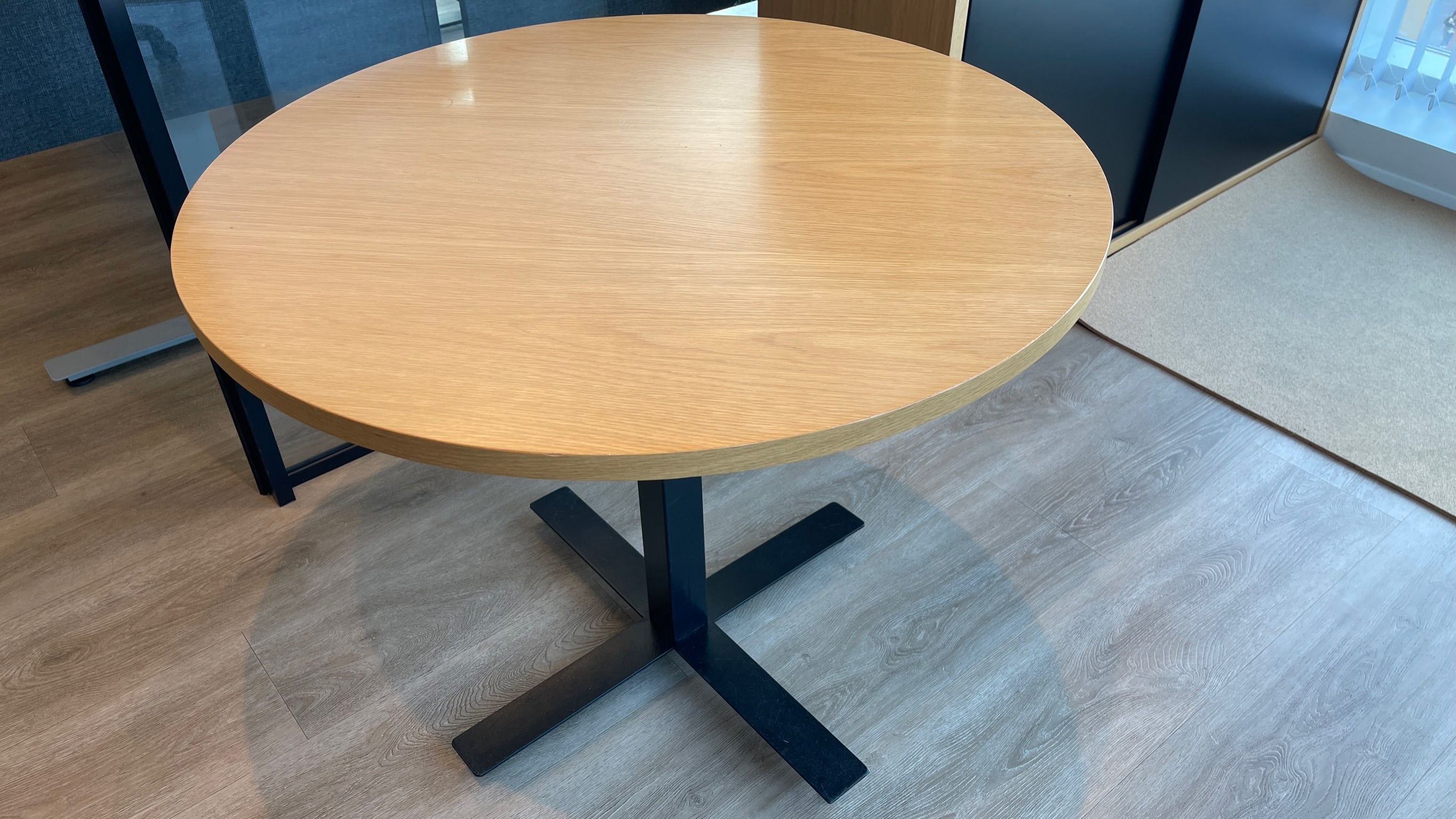 SELT / SOLD Flott hringborð, B90 x H73 sm.