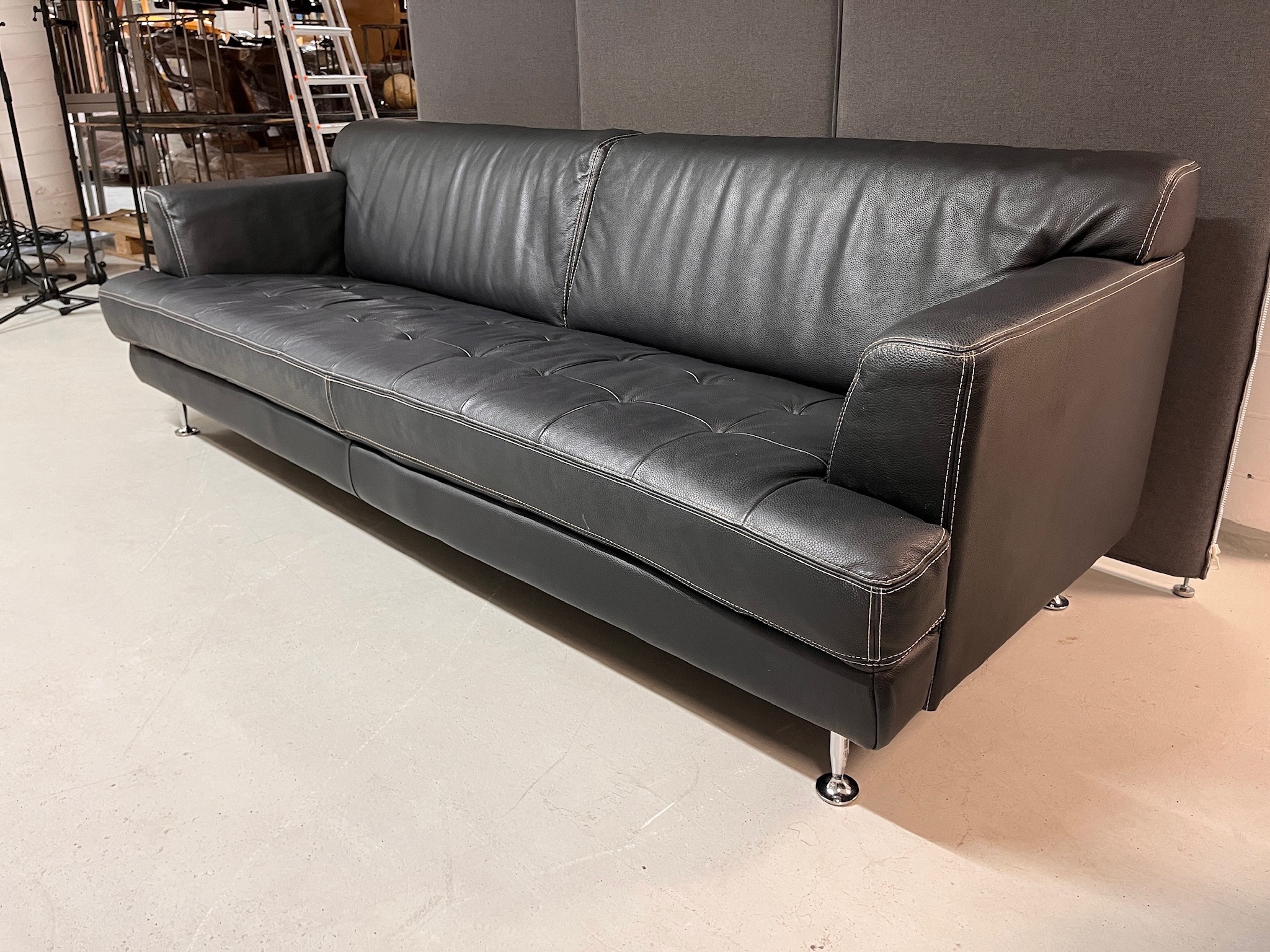 SELT / SOLD Leðursófi frá Alþingi, B223 D85 x H76 3