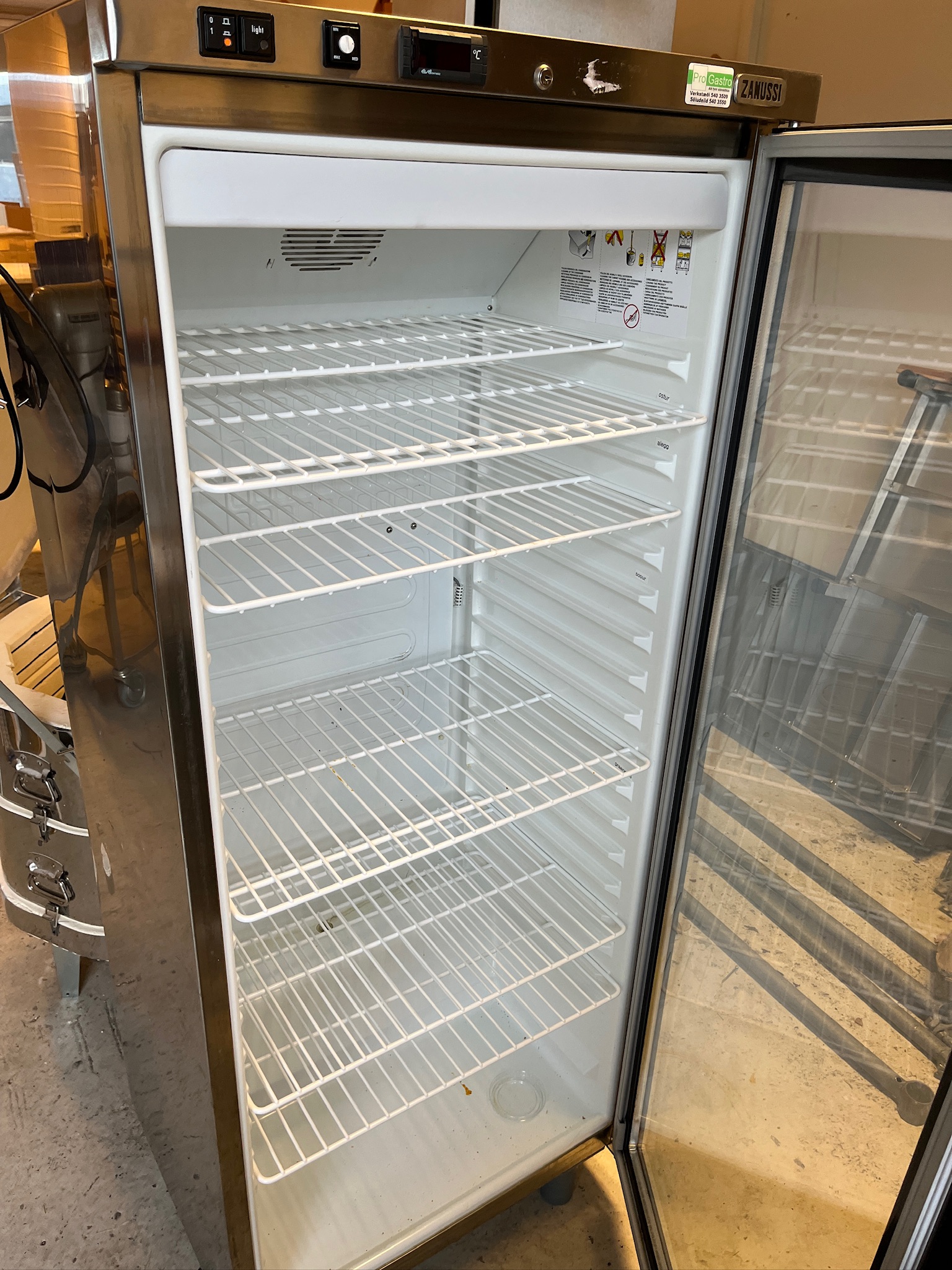 SELT / SOLD - Zanussi kæliskápur með glerhurð - 400 L 3