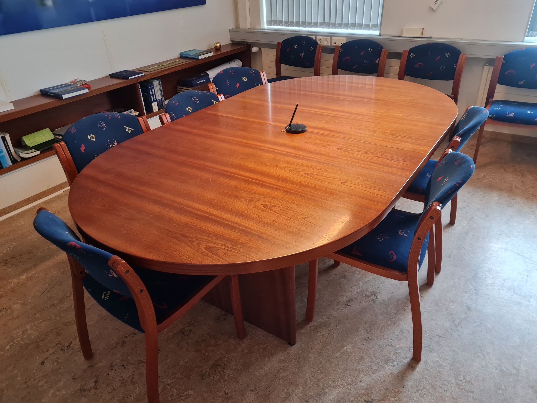 SELT / SOLD Vandað fundarborð 6-8 manna 230 x 140 sm.