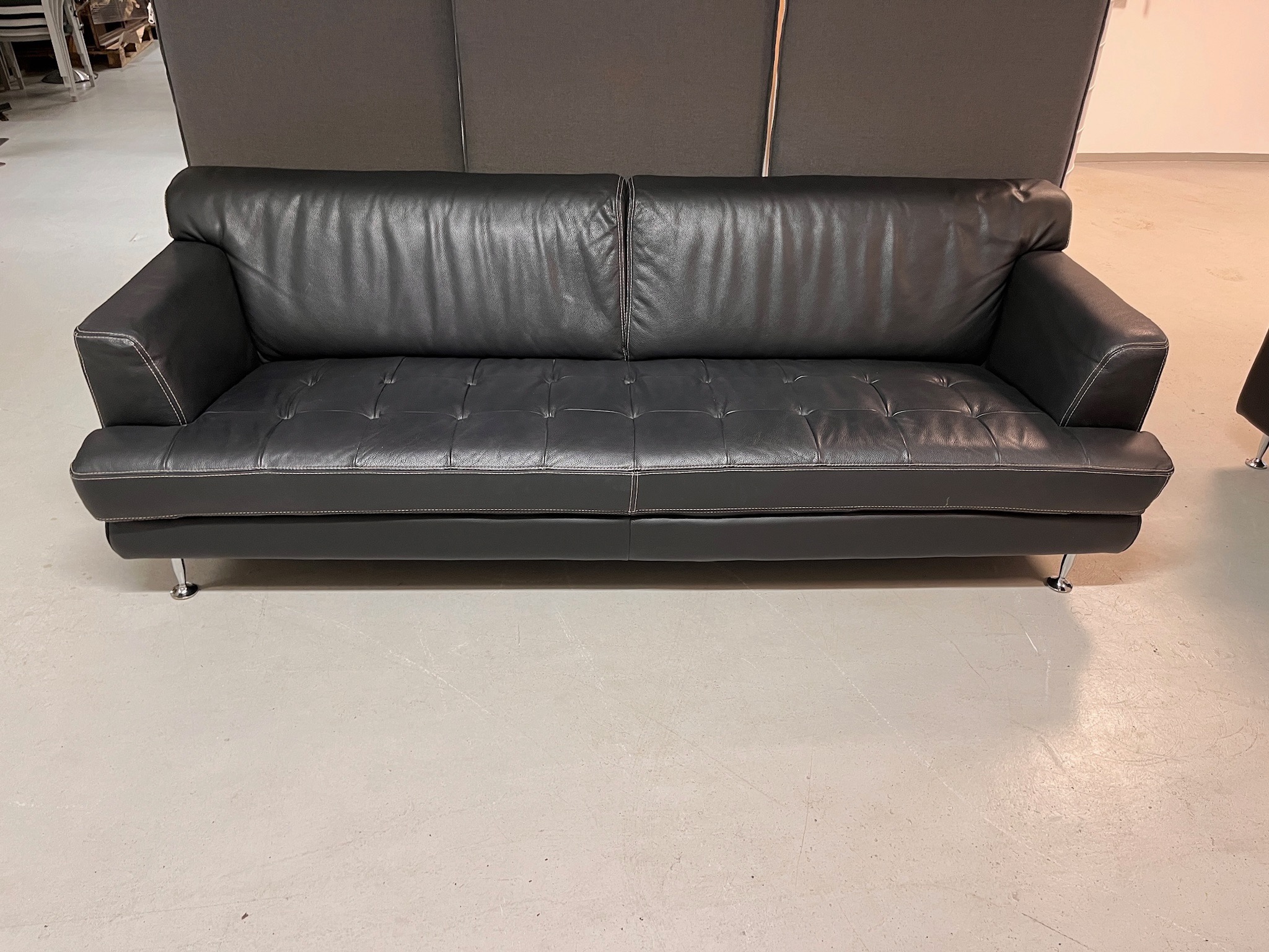 SELT / SOLD Leðursófi frá Alþingi, B223 D85 x H76 2