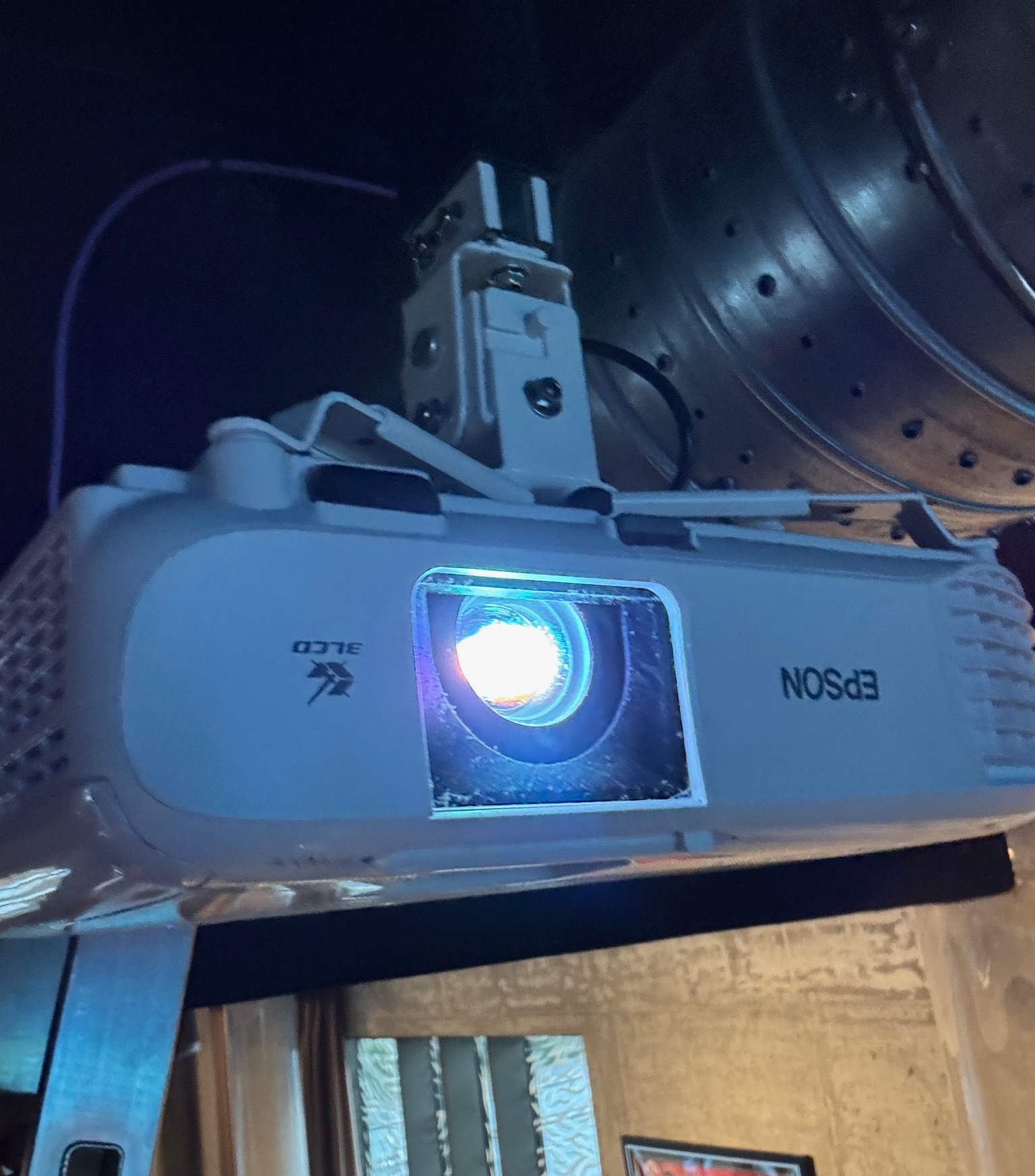 SELT / SOLD Epson skjávarpi með loftfestingu frá Tölvulistanum