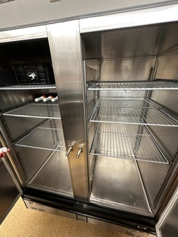 SELT / SOLD Gastronorm 90 kæliskápur, H188 x B140 x D83 sm. 2