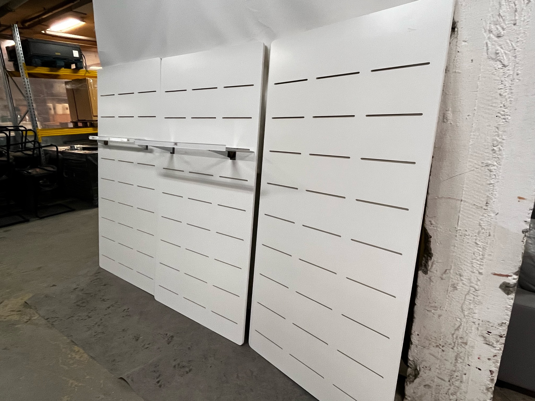 SELT / SOLD Vöruveggur - panelveggur fyrir pinna - hillur H200sm. x B100sm. 3