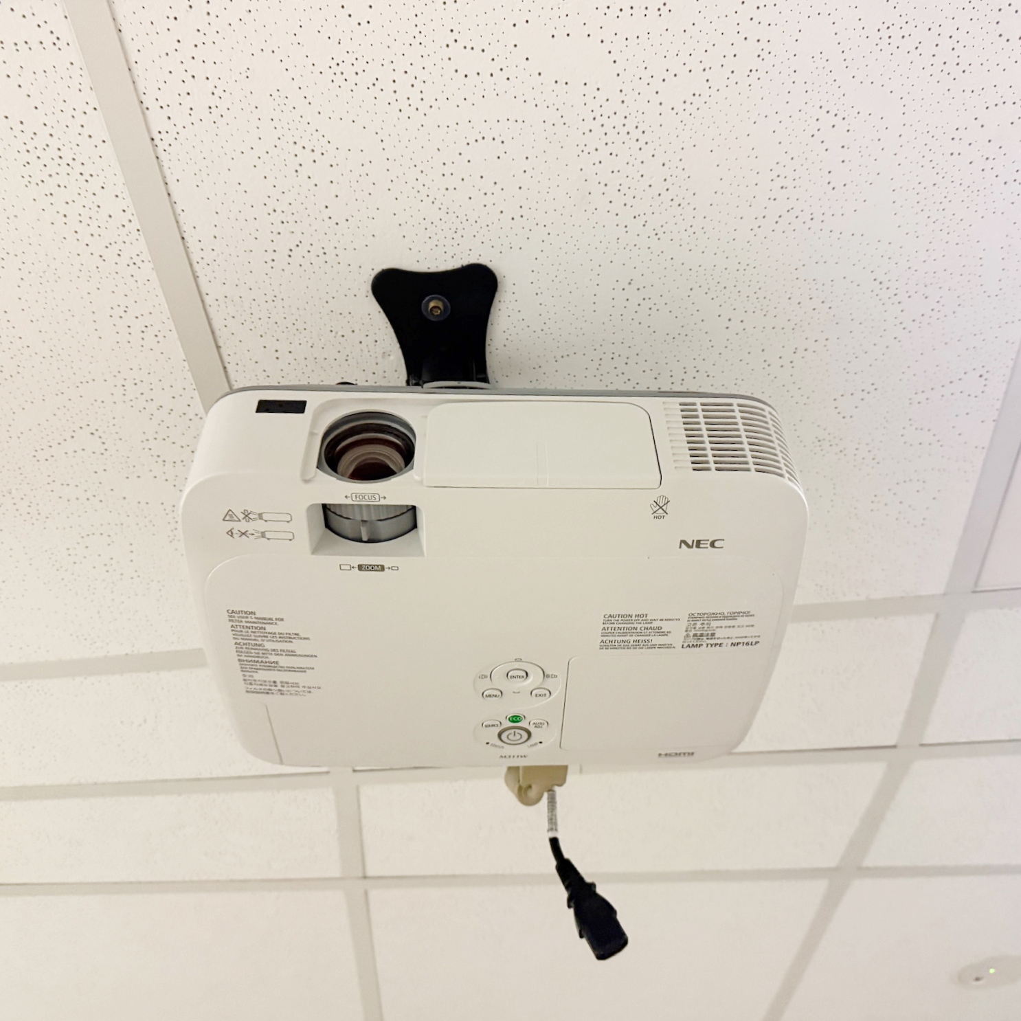 SELT / SOLD NEC skjávarpi með loftfestingu