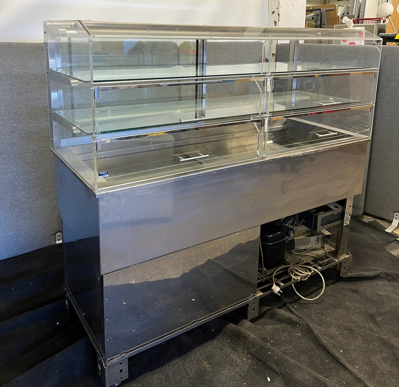 SELT / SOLD Samlokukælir/veitingakælir, B160 x D65 x H148 sm.